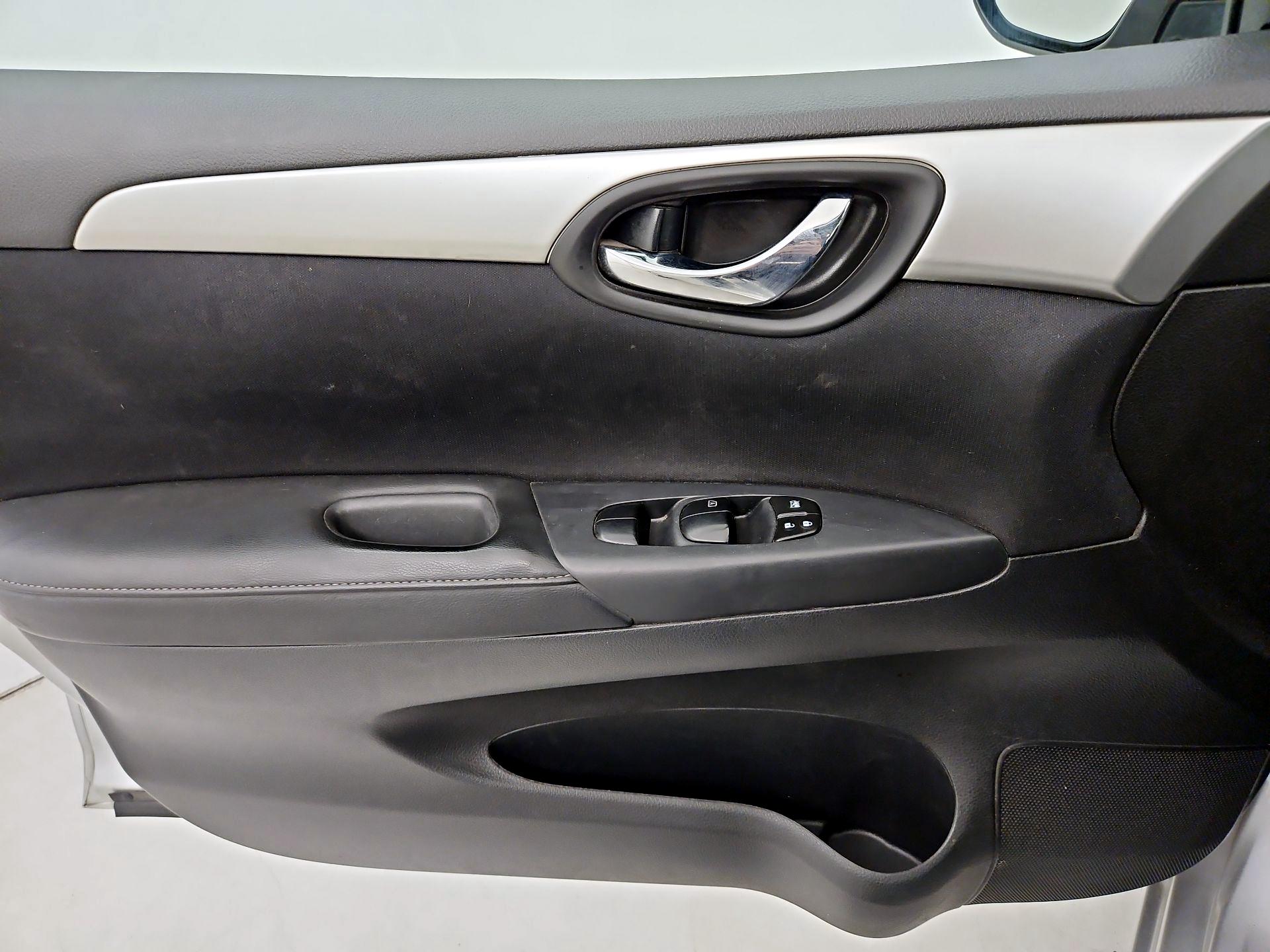 Thumbnail: 2016 Nissan Sentra - 12