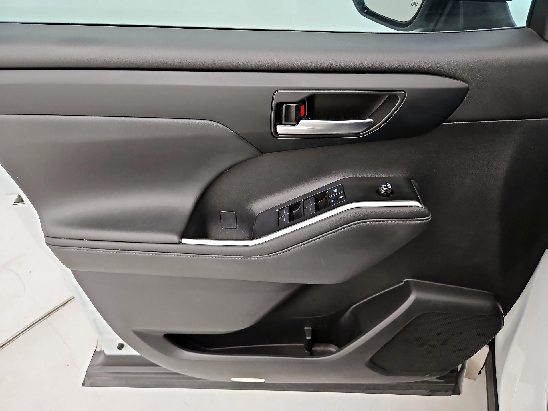 Thumbnail: 2021 Toyota Highlander - 12