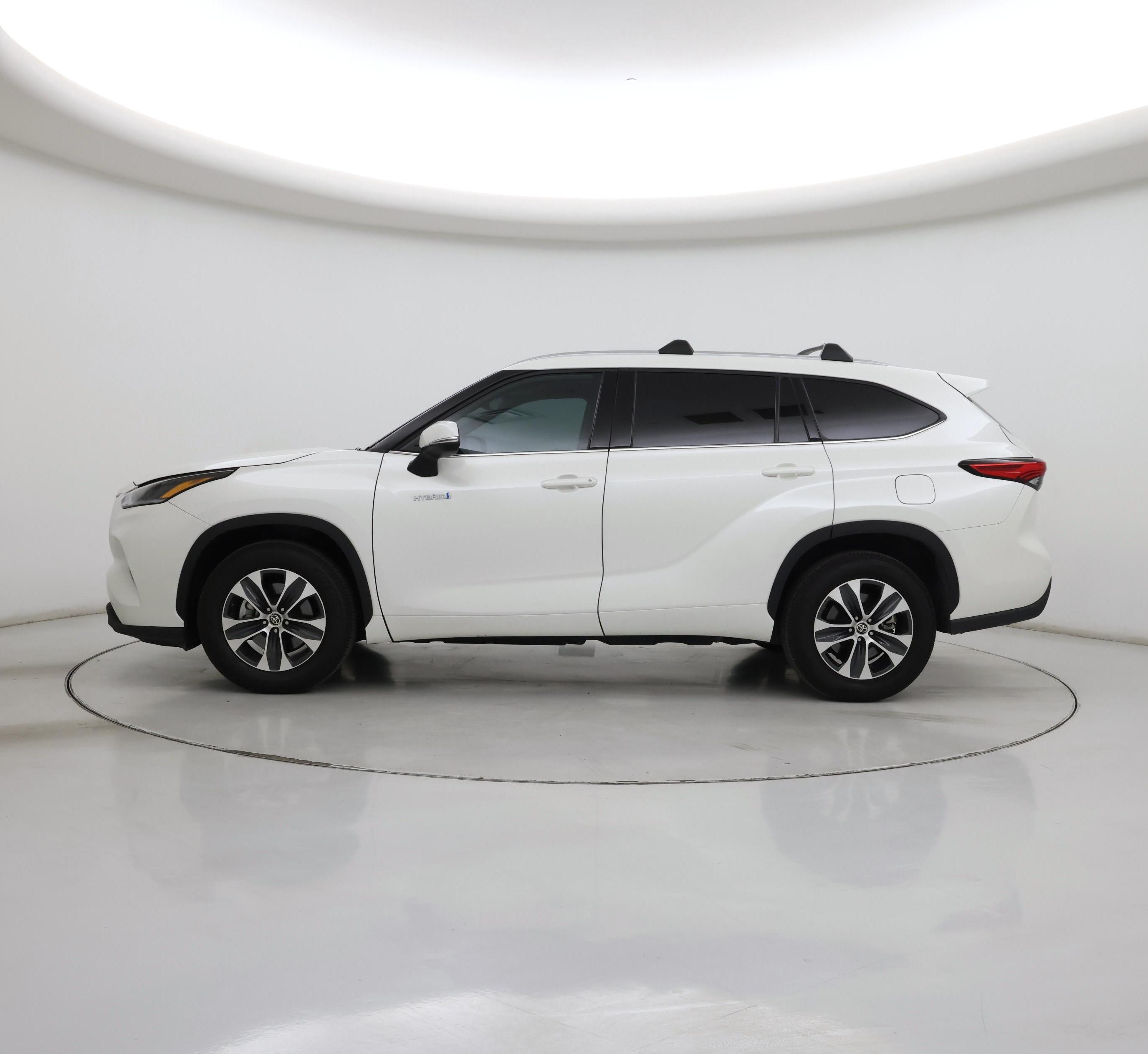 Thumbnail: 2021 Toyota Highlander - 3