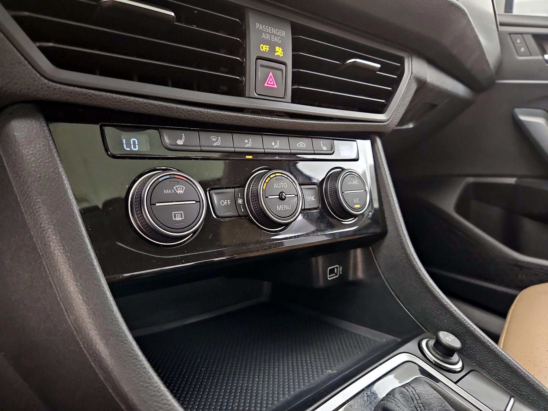 Thumbnail: 2019 Volkswagen Jetta - 16