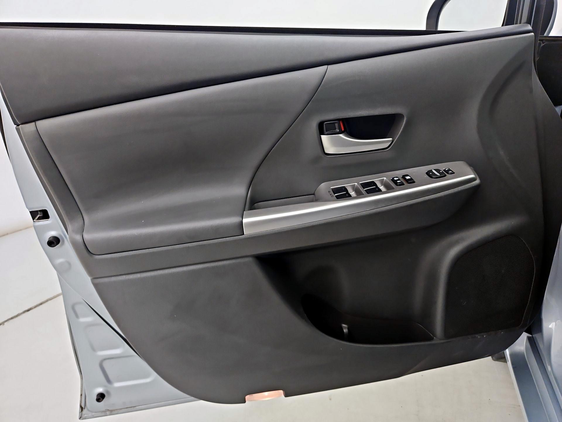 Thumbnail: 2014 Toyota Prius v - 12