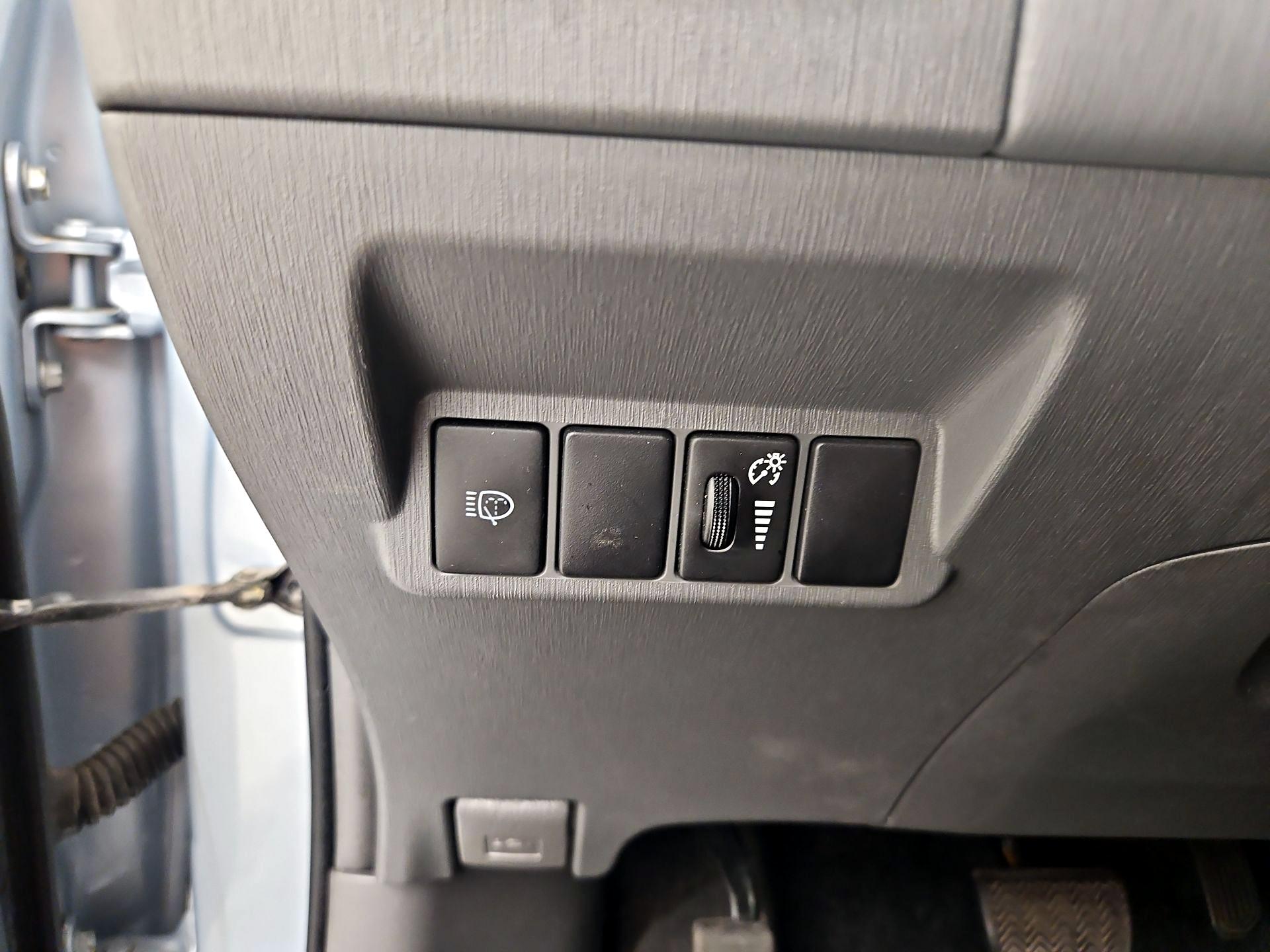 Thumbnail: 2014 Toyota Prius v - 13