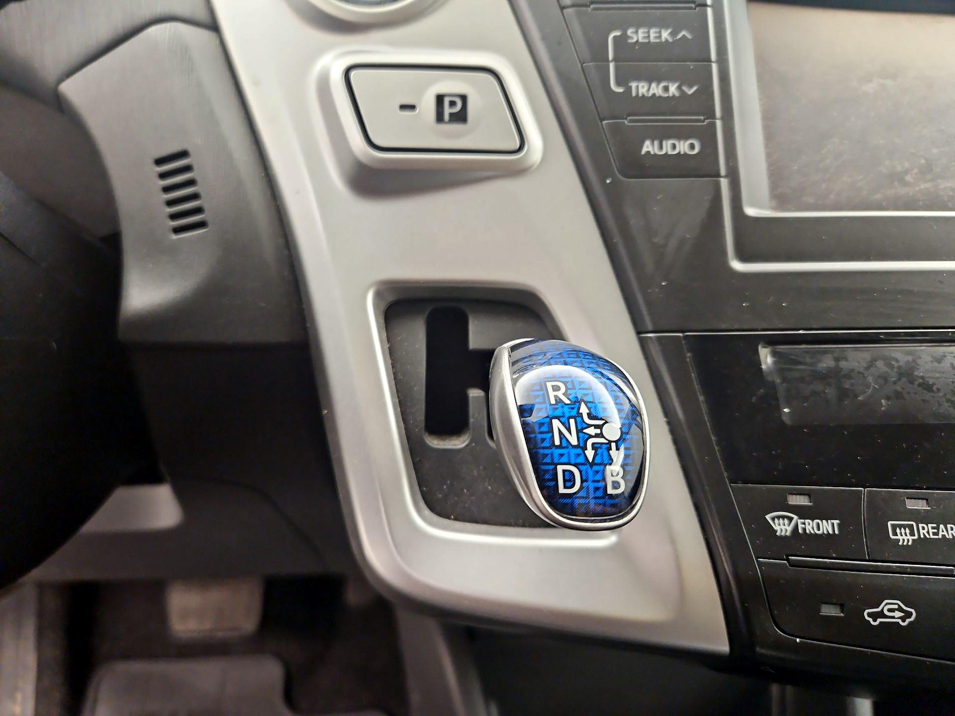 Thumbnail: 2014 Toyota Prius v - 17