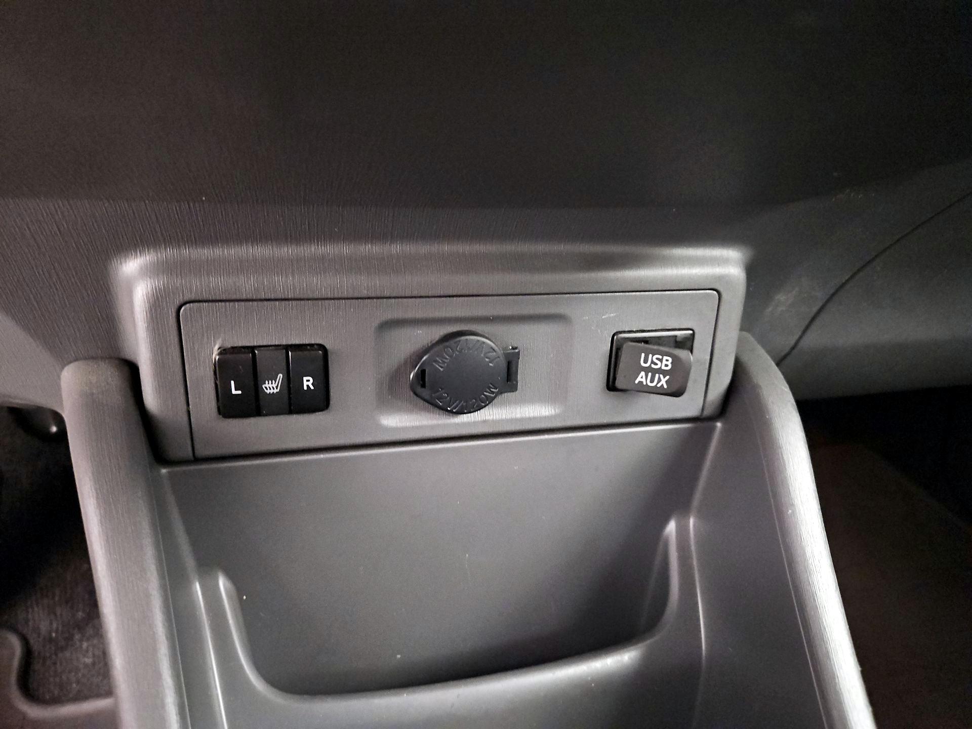 Thumbnail: 2014 Toyota Prius v - 18