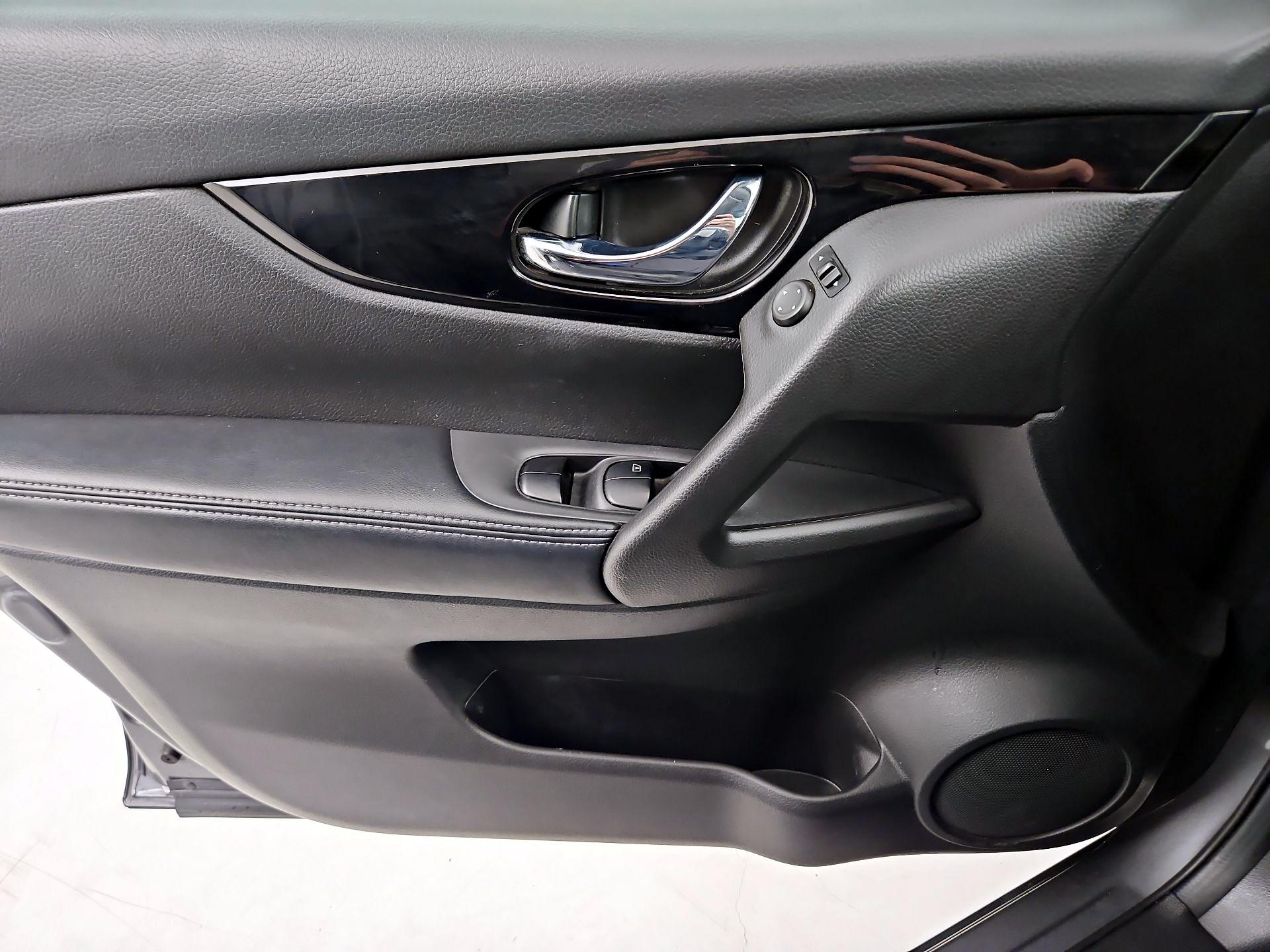 Thumbnail: 2018 Nissan Rogue Sport - 12