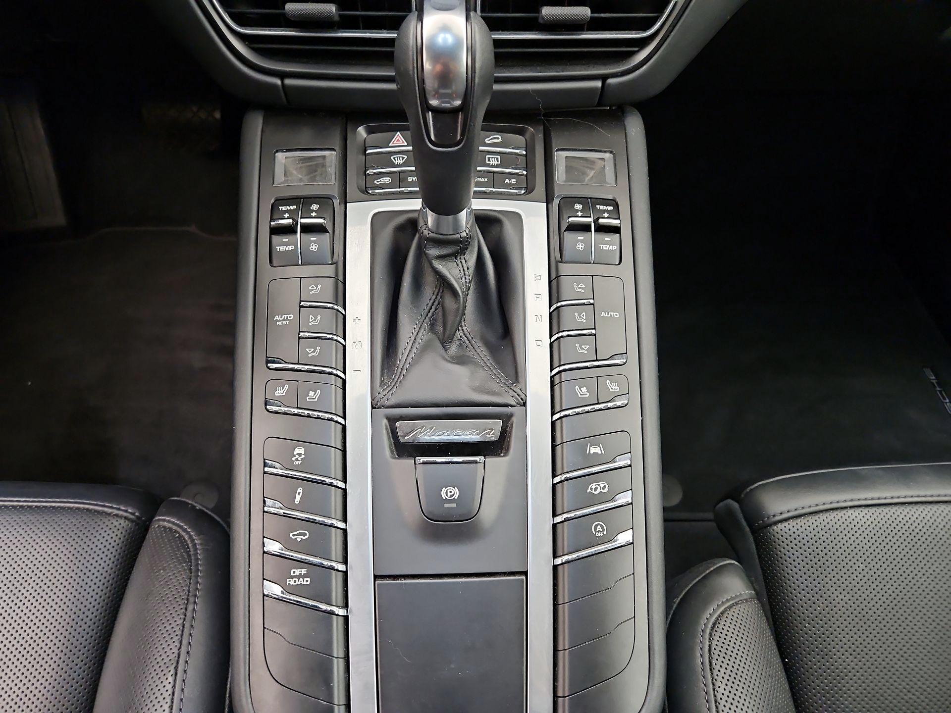 Thumbnail: 2021 Porsche Macan - 18