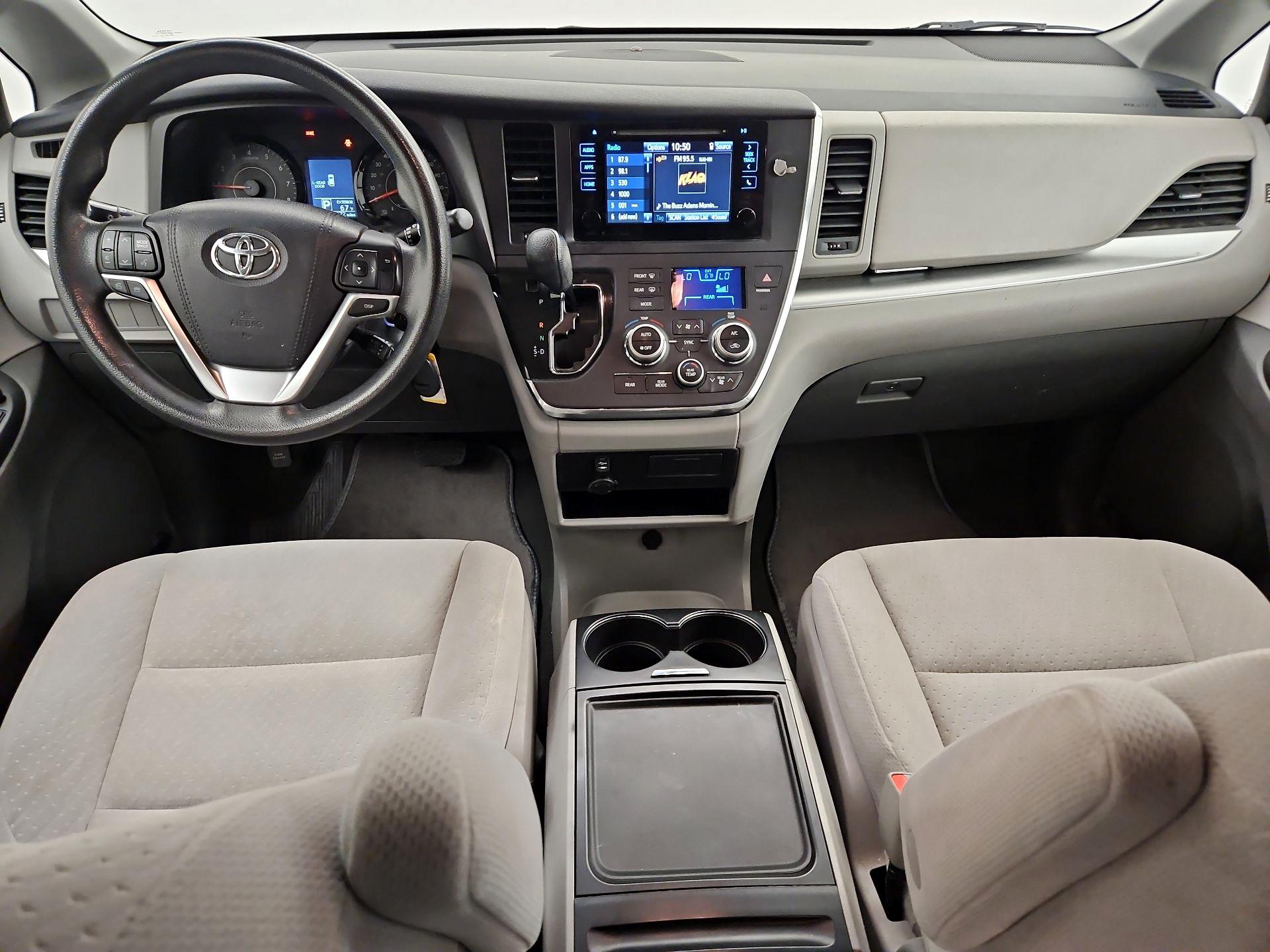 Thumbnail: 2016 Toyota Sienna - 9