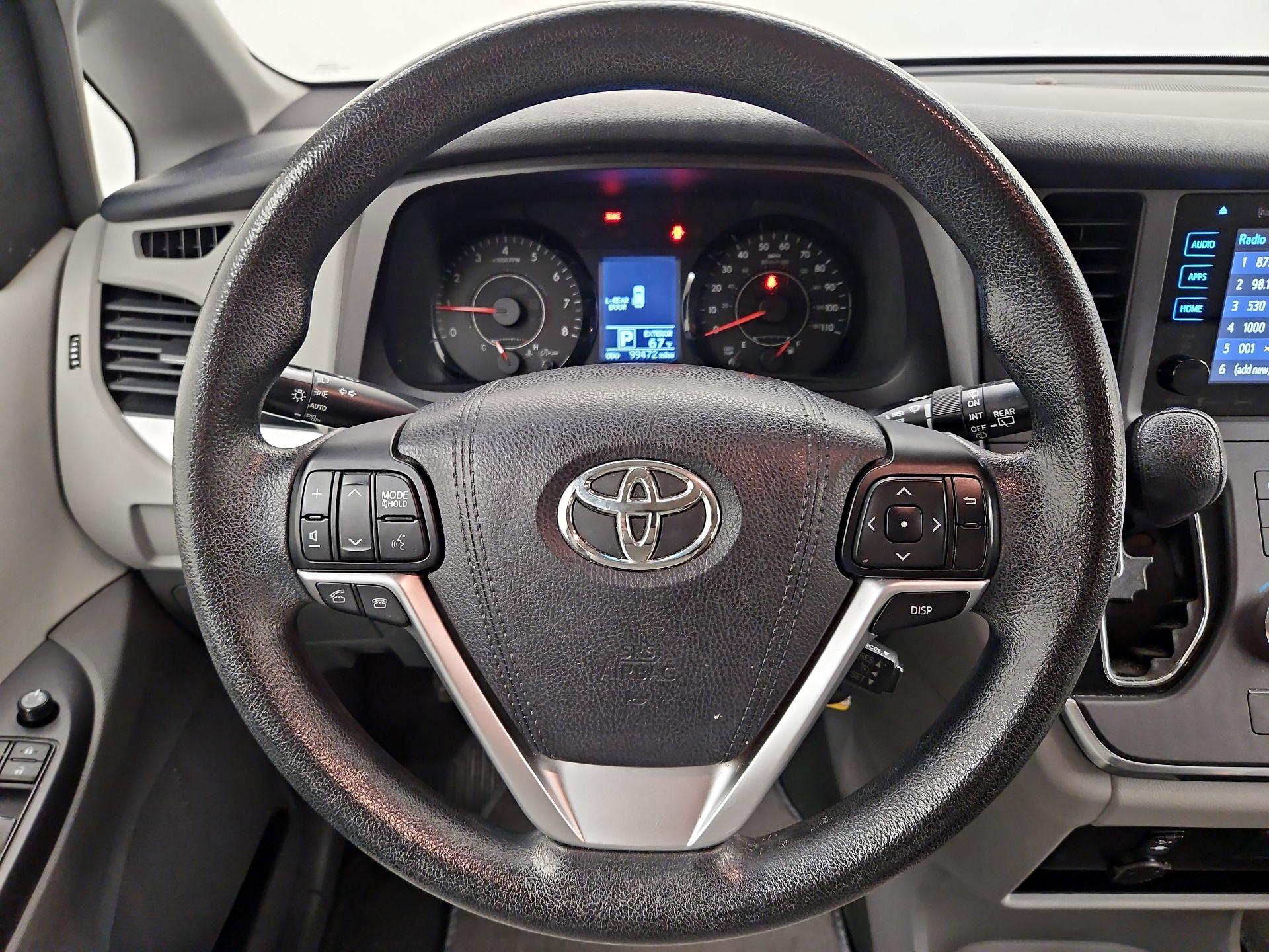 Thumbnail: 2016 Toyota Sienna - 10