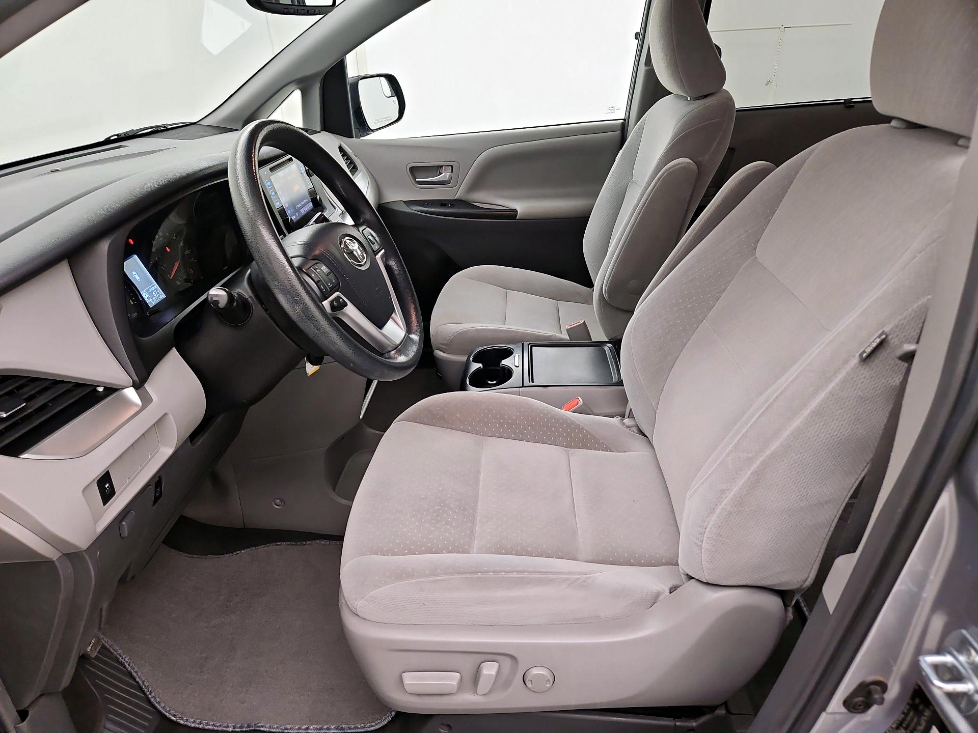 Thumbnail: 2016 Toyota Sienna - 11