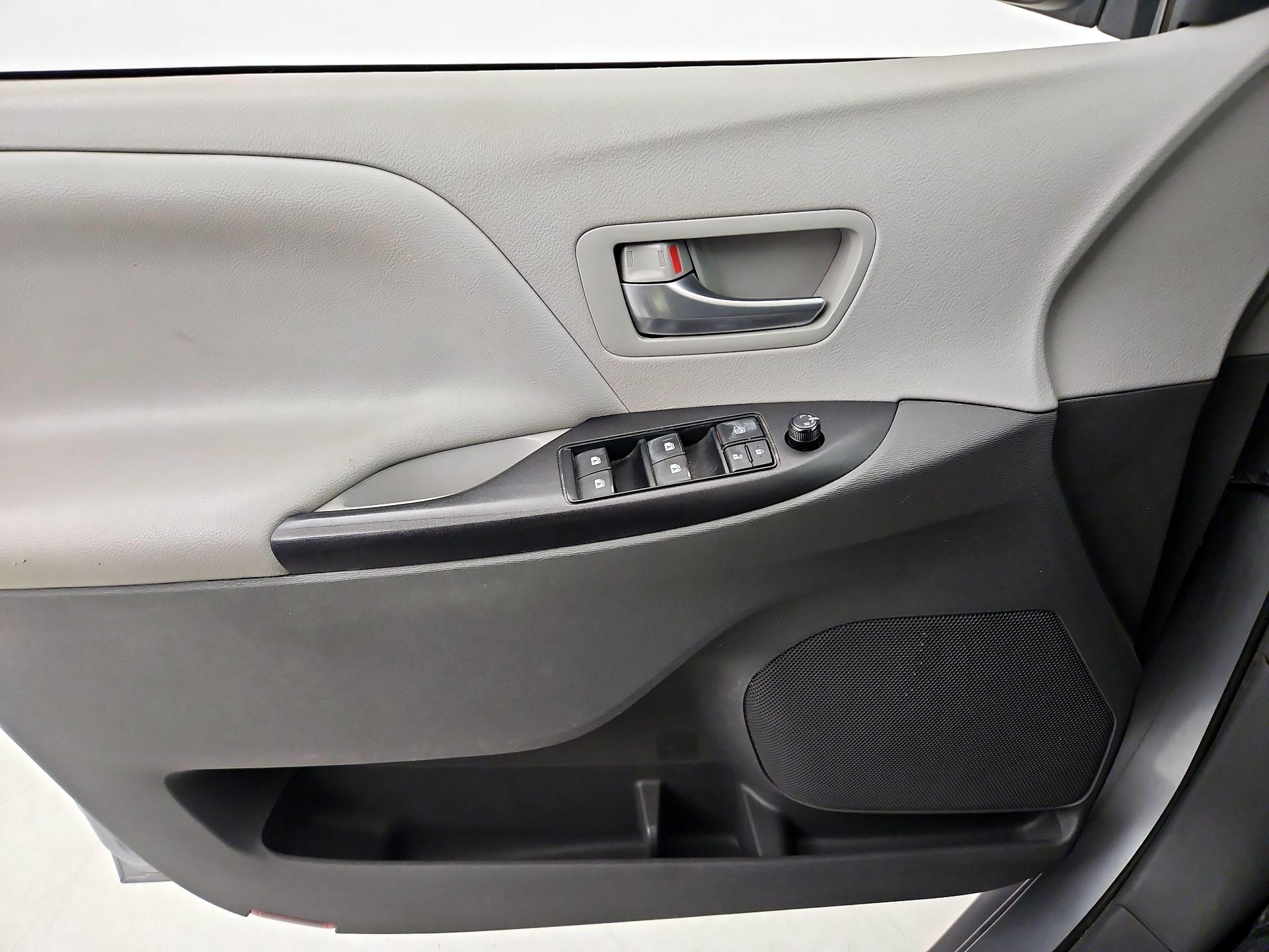 Thumbnail: 2016 Toyota Sienna - 12