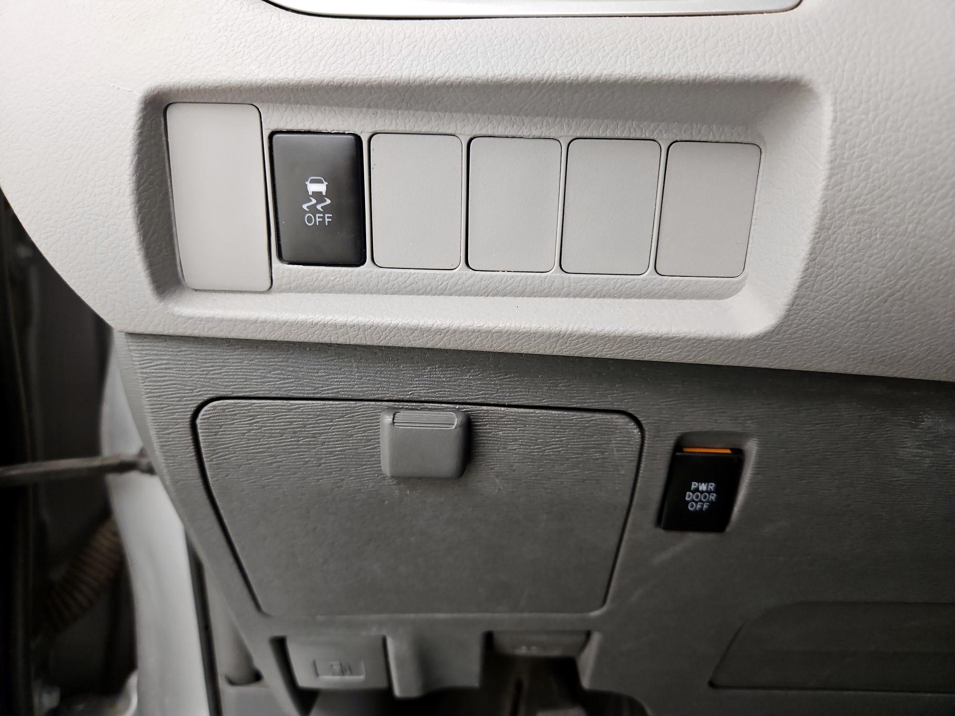 Thumbnail: 2016 Toyota Sienna - 13