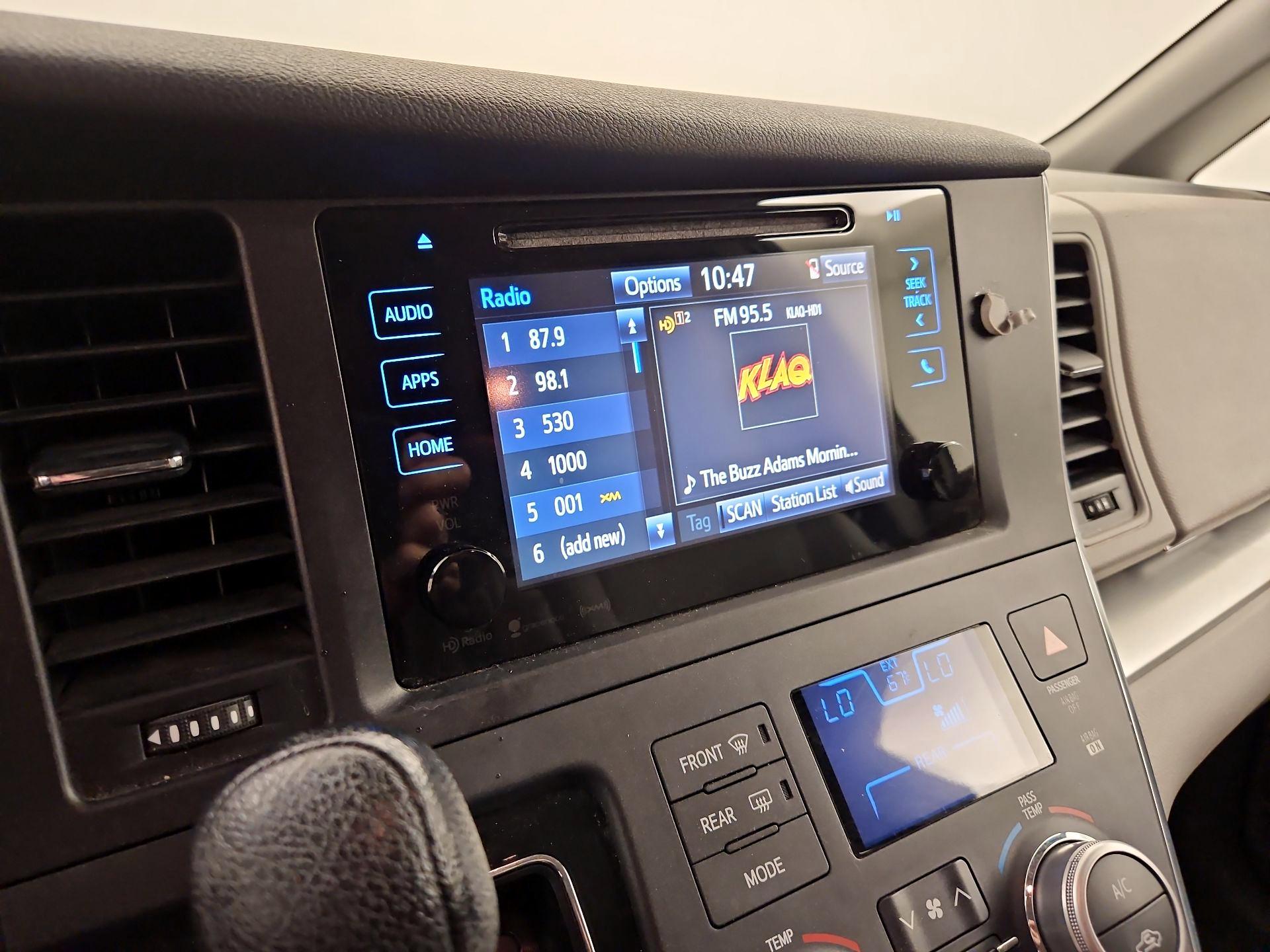 Thumbnail: 2016 Toyota Sienna - 15