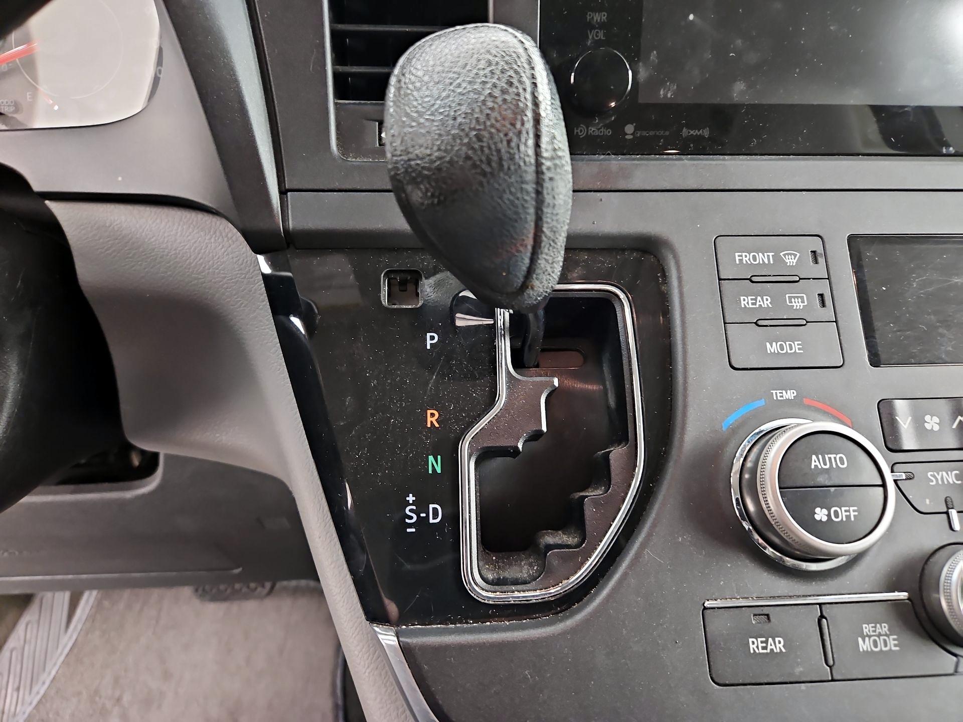 Thumbnail: 2016 Toyota Sienna - 17