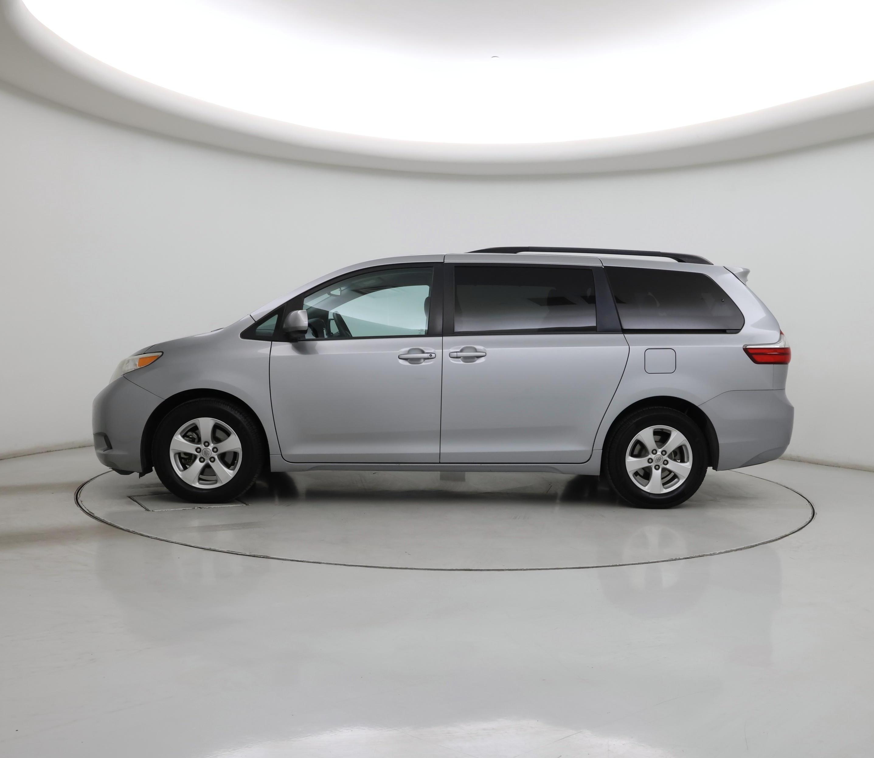 Thumbnail: 2016 Toyota Sienna - 3