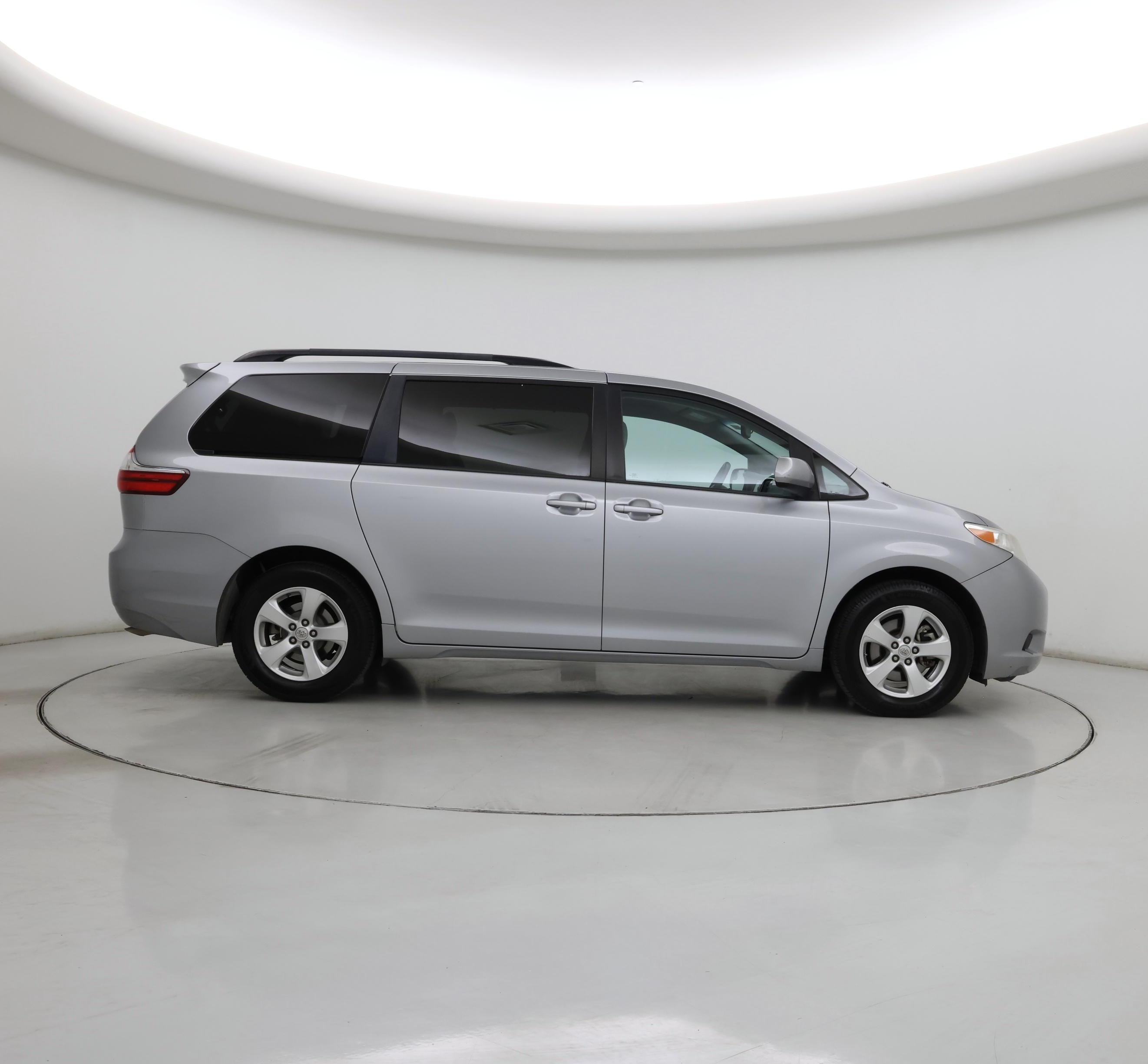 Thumbnail: 2016 Toyota Sienna - 7