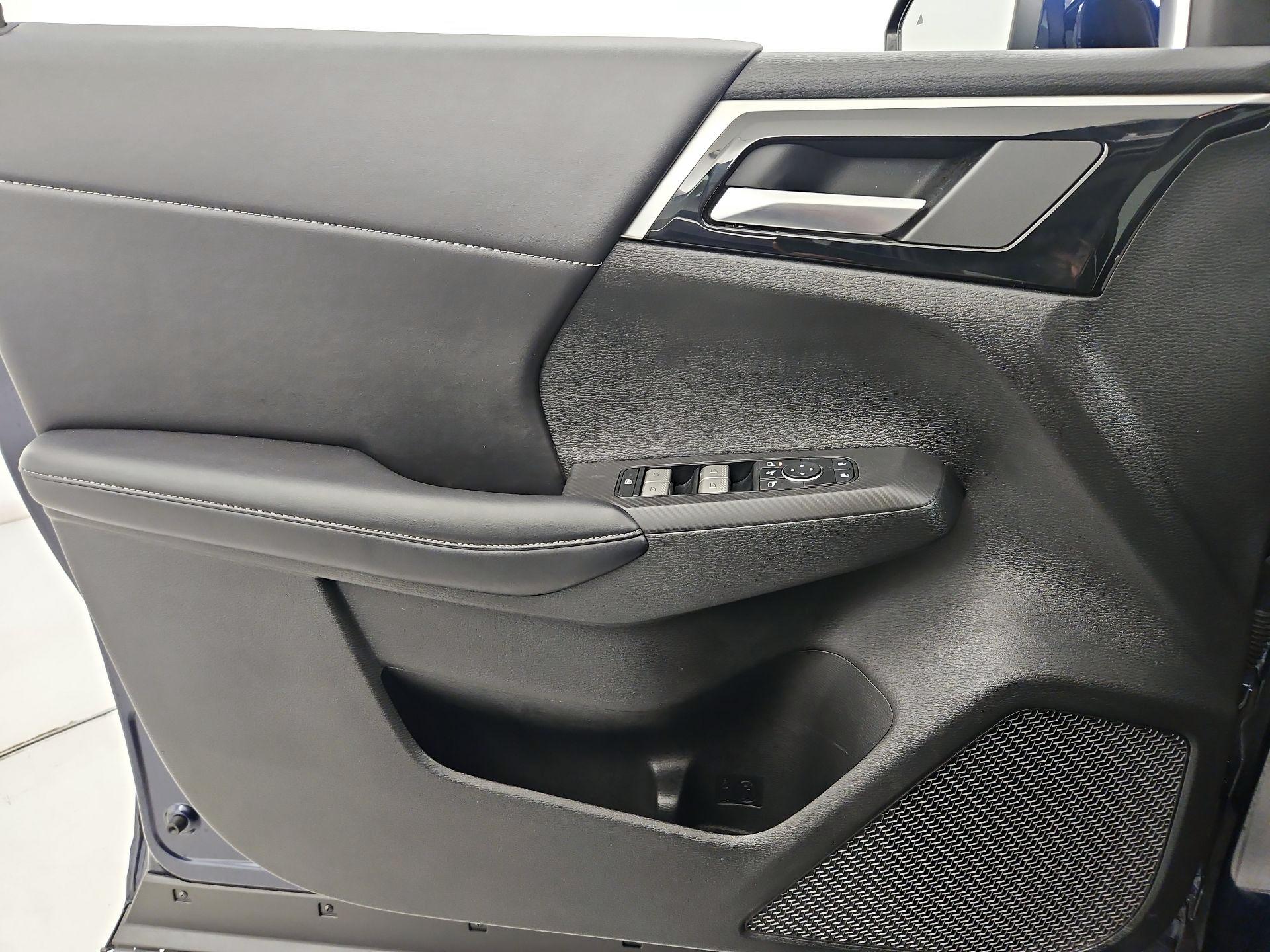 Thumbnail: 2024 Mitsubishi Outlander - 12