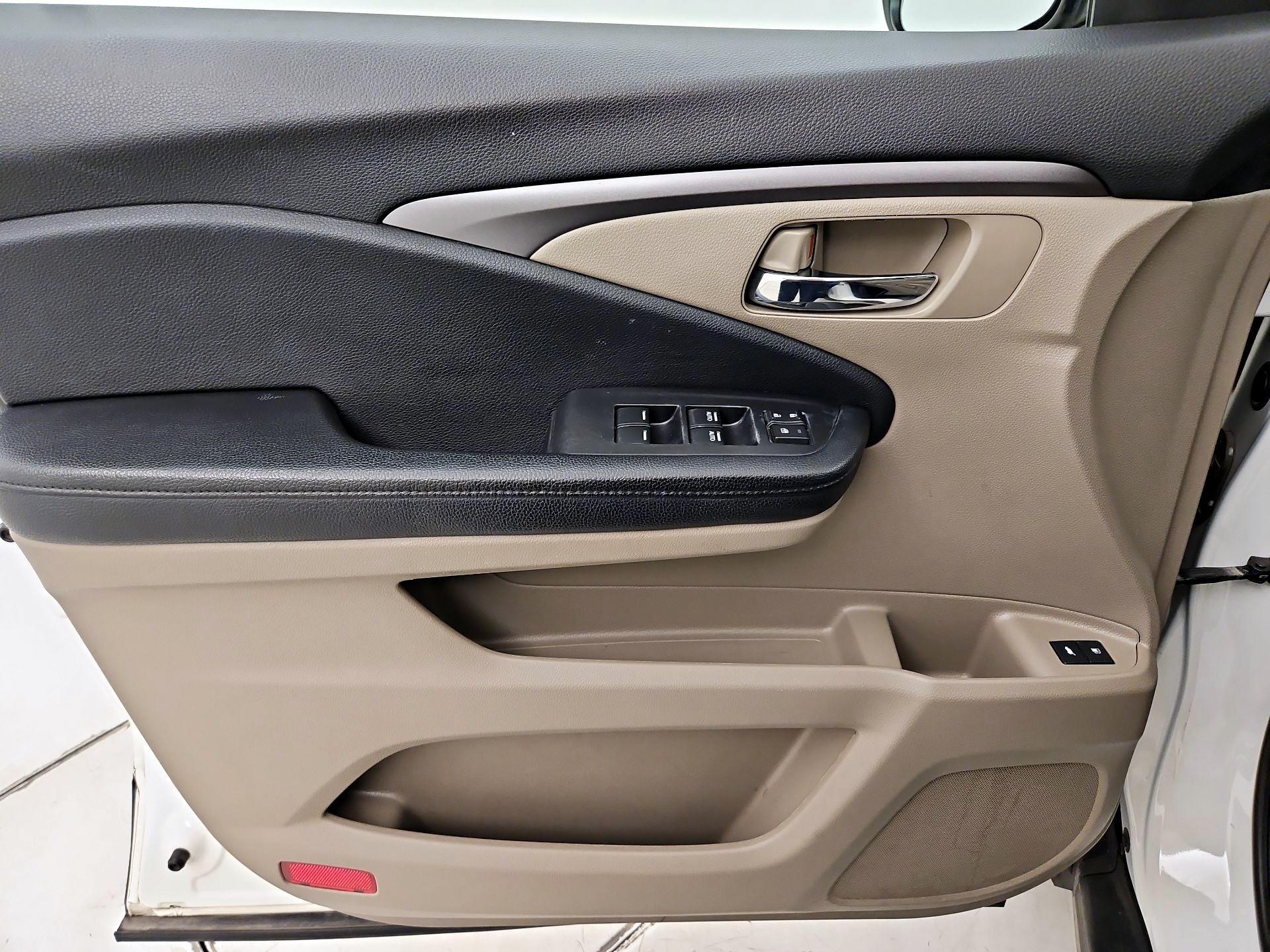 Thumbnail: 2017 Honda Pilot - 12