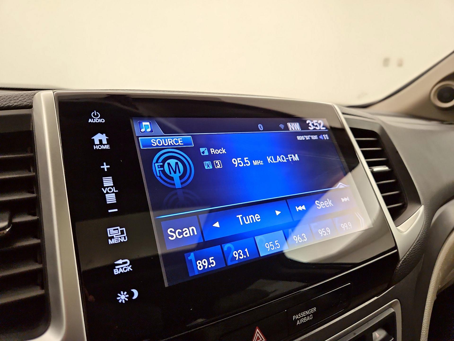 Thumbnail: 2017 Honda Pilot - 15