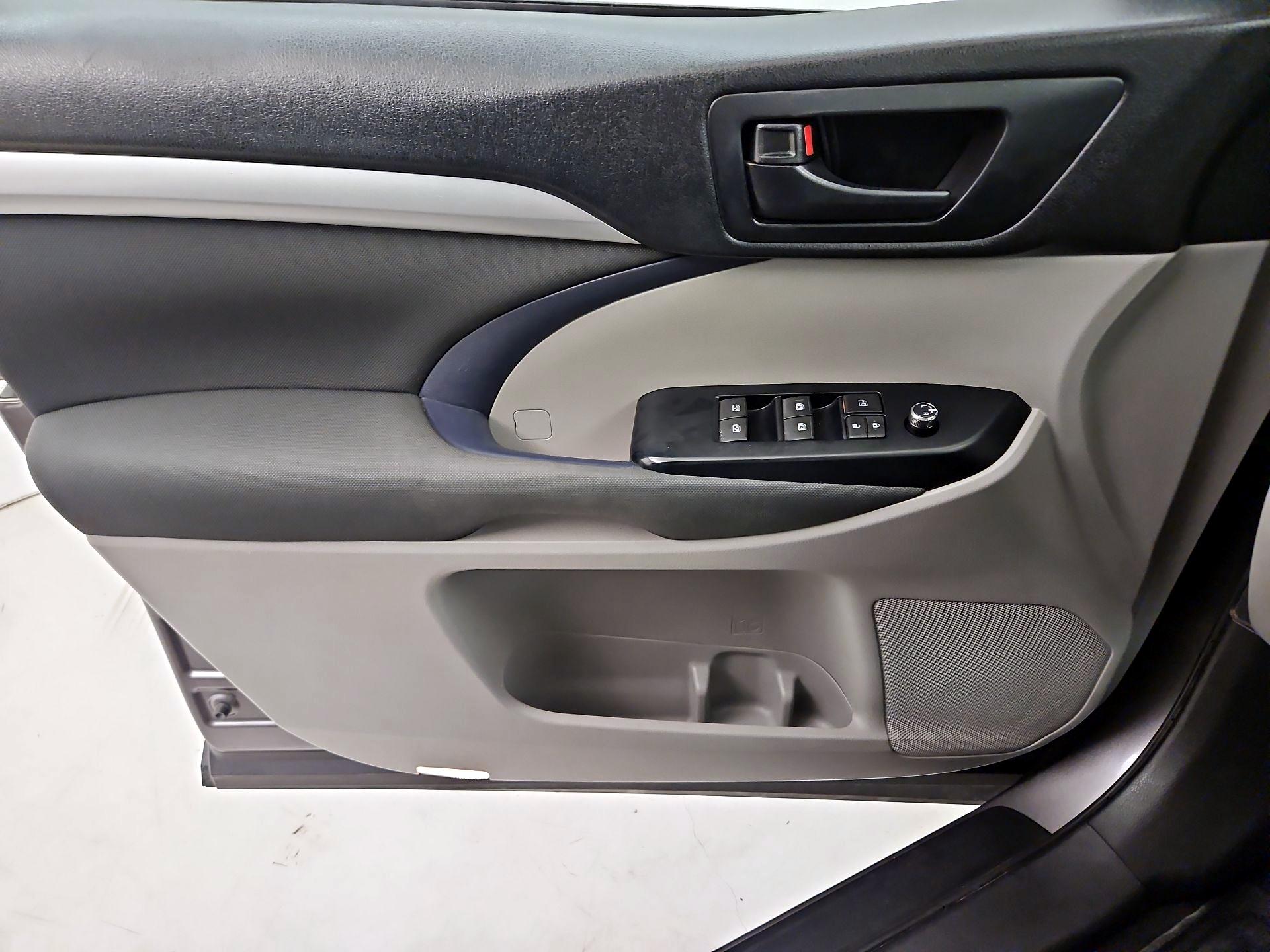 Thumbnail: 2018 Toyota Highlander - 12