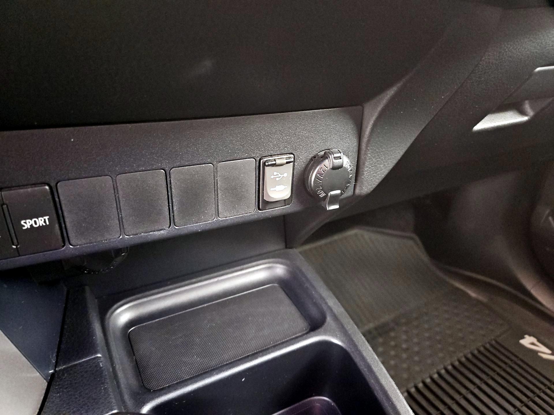 Thumbnail: 2016 Toyota RAV4 - 18