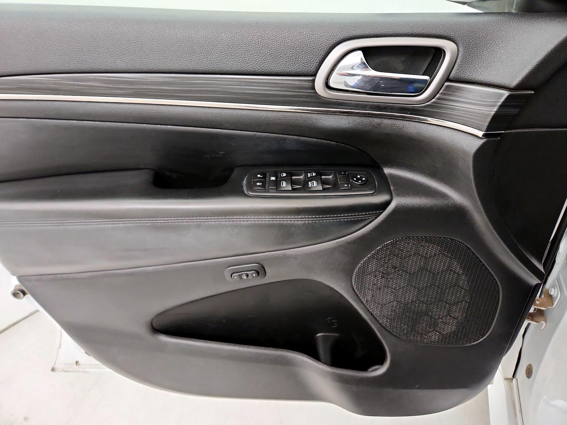 Thumbnail: 2020 Jeep Grand Cherokee - 12