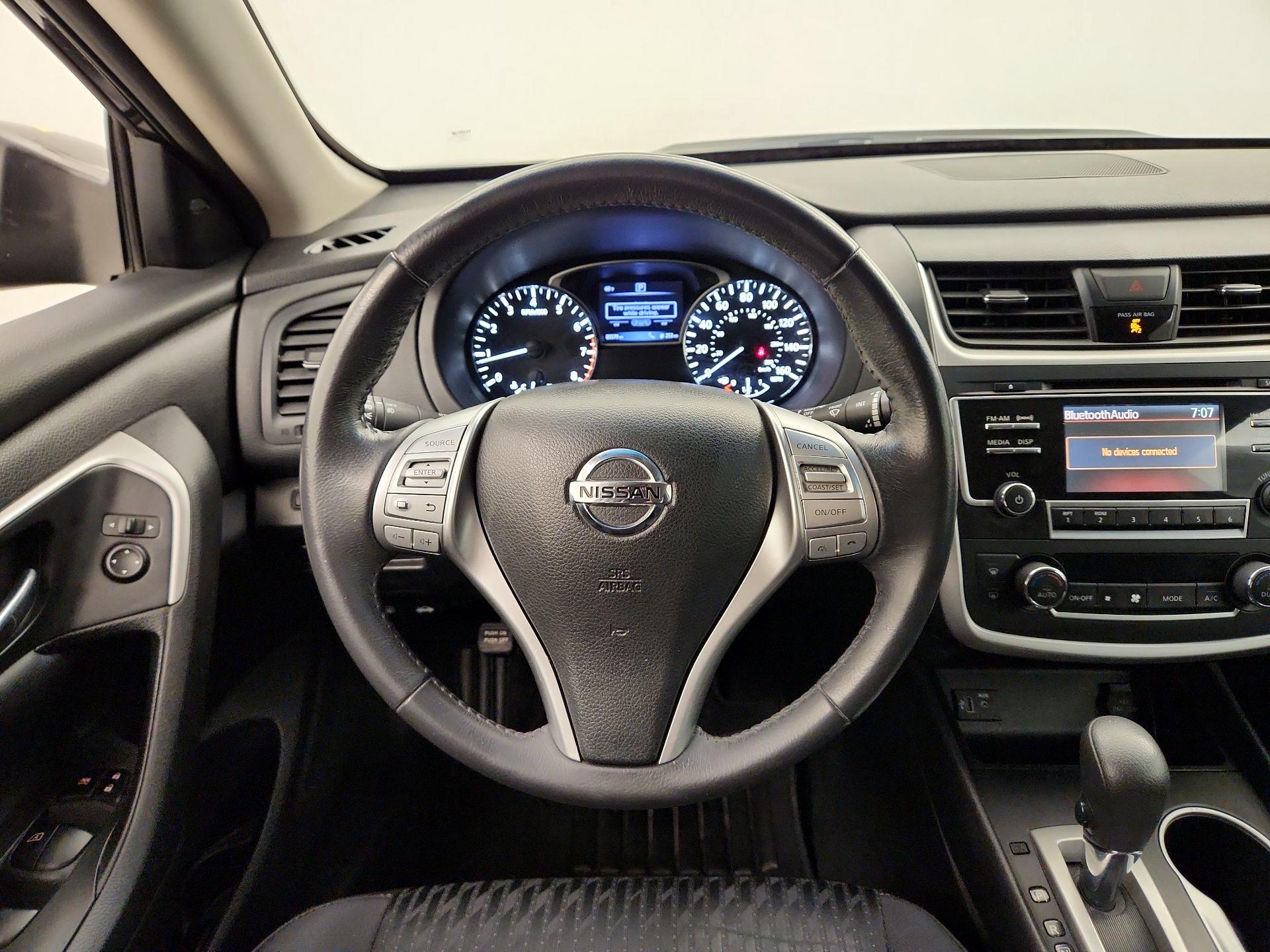 Thumbnail: 2017 Nissan Altima - 10