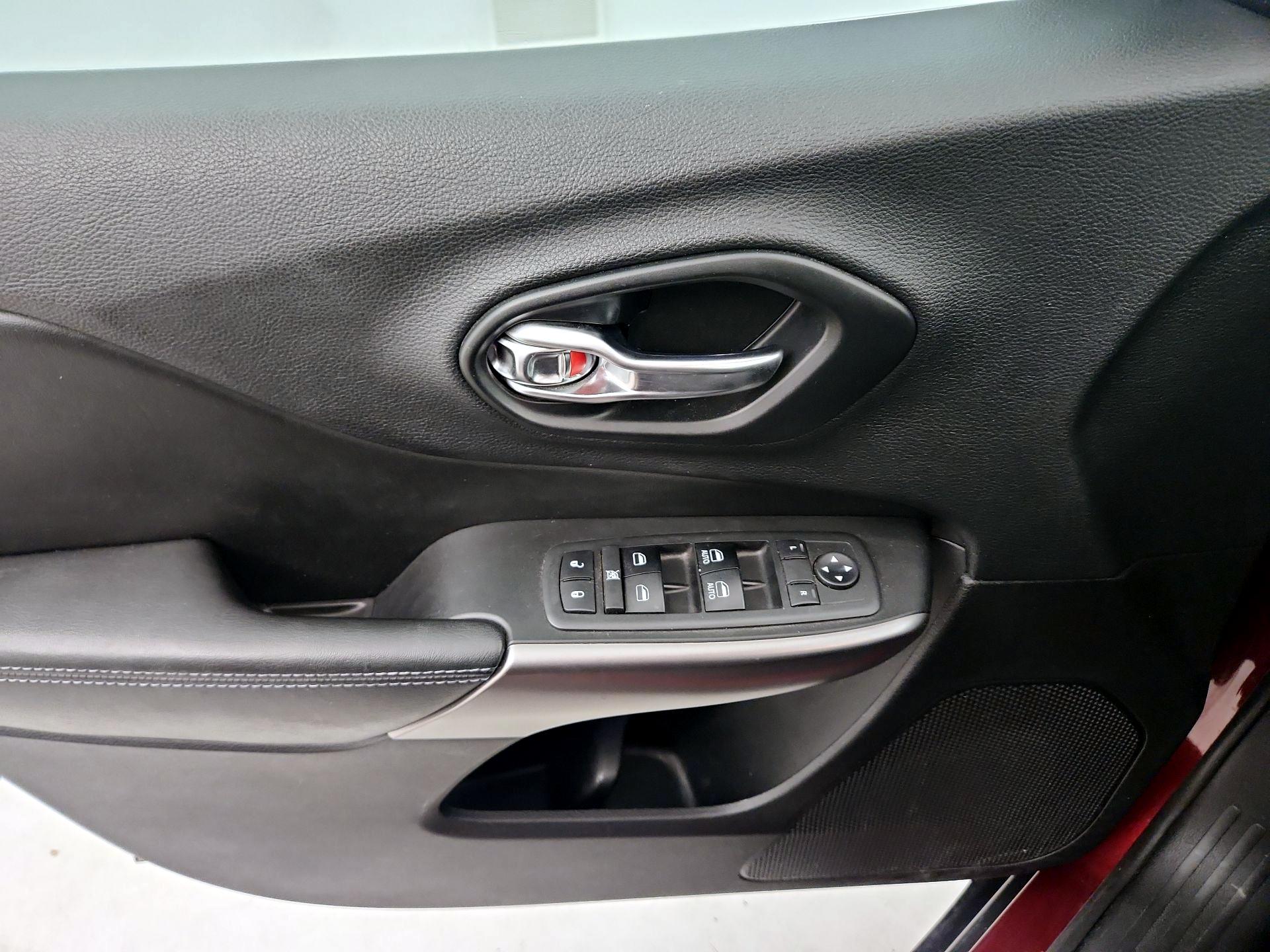 Thumbnail: 2019 Jeep Cherokee - 12