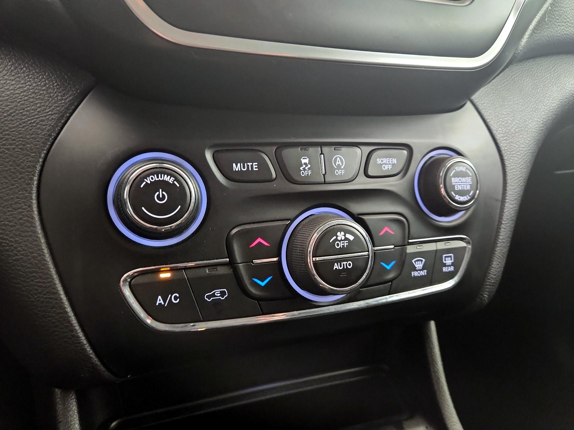 Thumbnail: 2019 Jeep Cherokee - 16