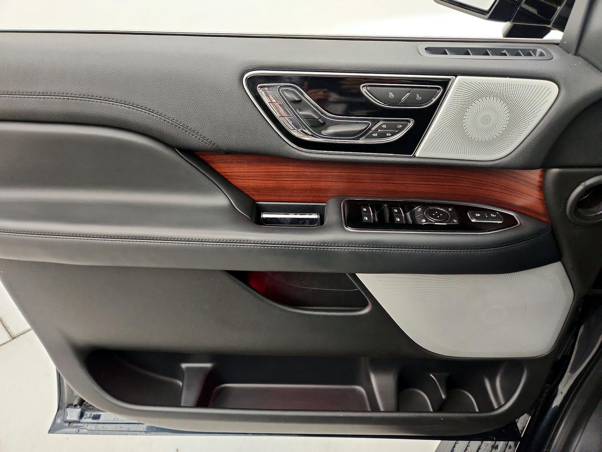 Thumbnail: 2022 Lincoln Navigator L - 12