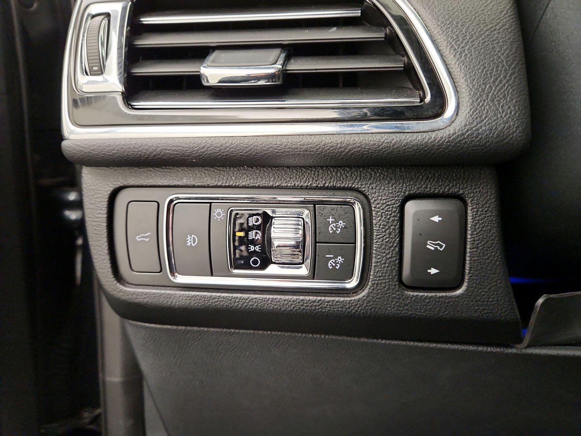 Thumbnail: 2022 Lincoln Navigator L - 13