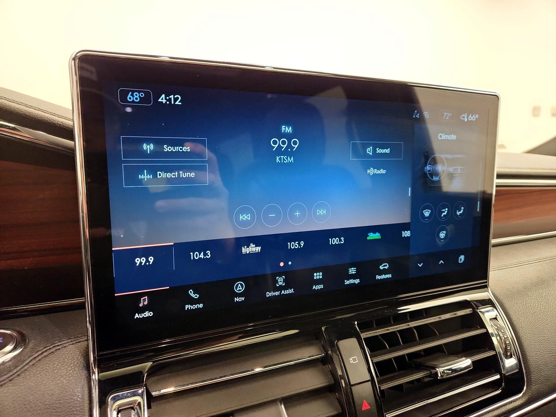 Thumbnail: 2022 Lincoln Navigator L - 16