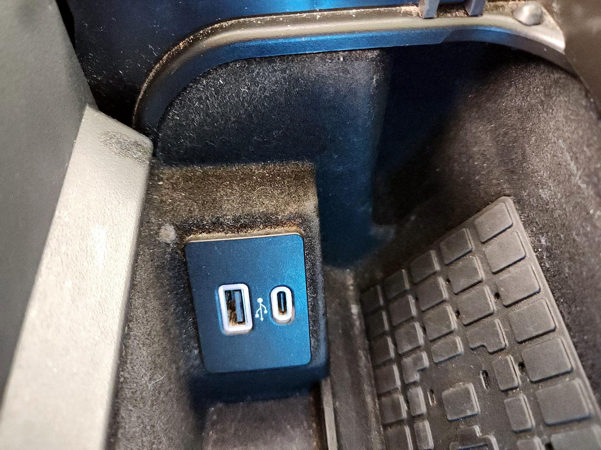 Thumbnail: 2022 Lincoln Navigator L - 19