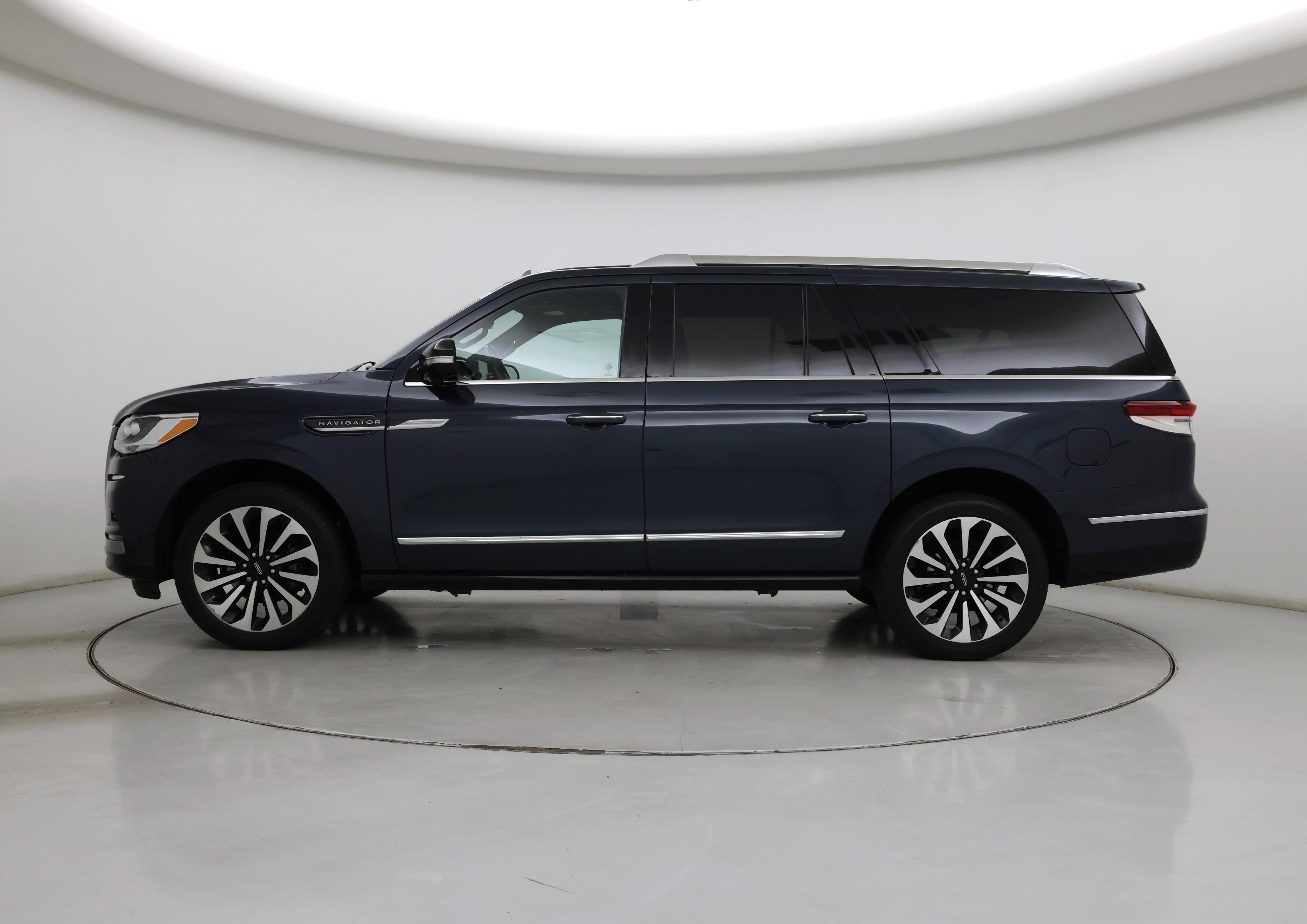 Thumbnail: 2022 Lincoln Navigator L - 3