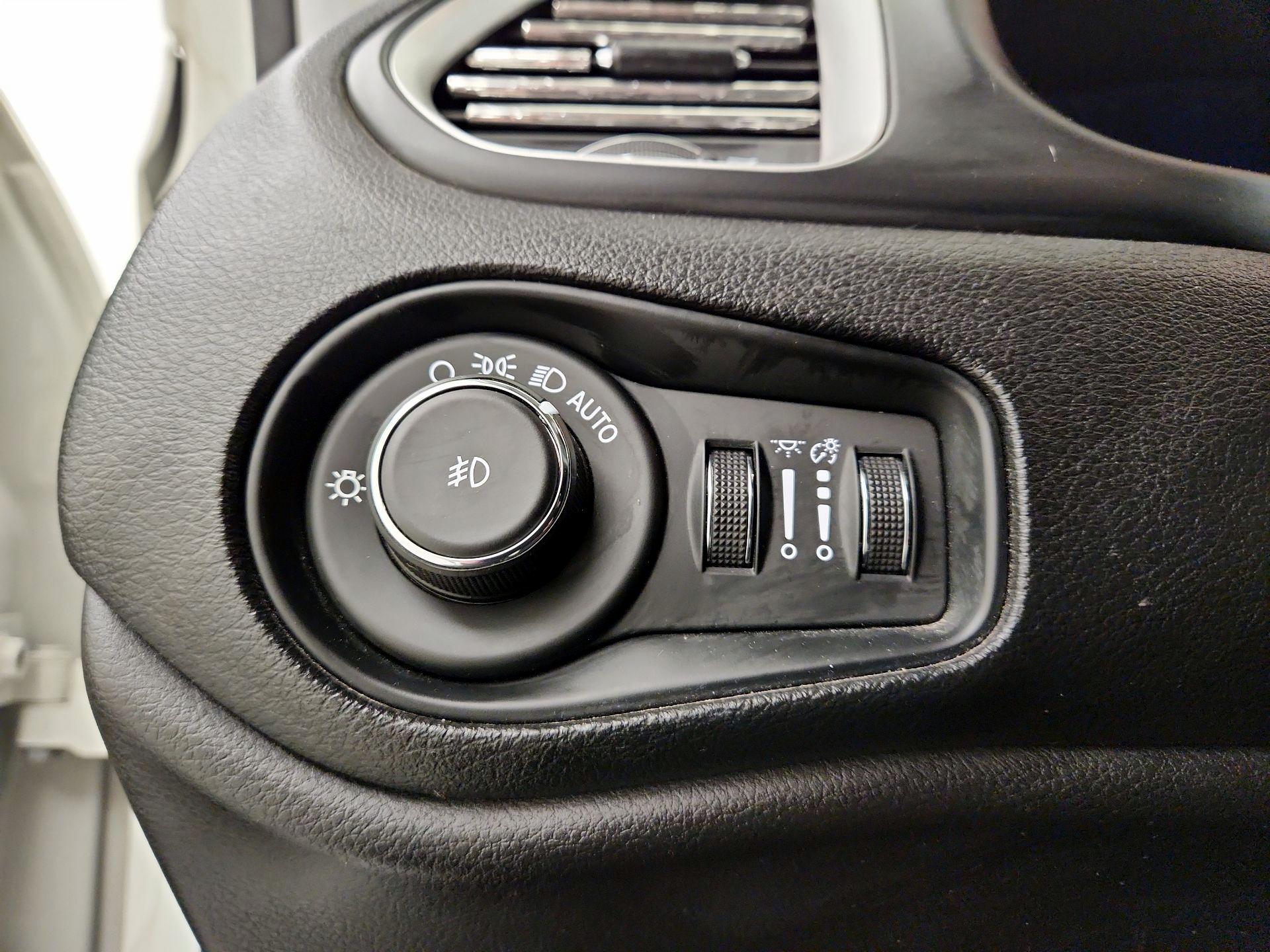 Thumbnail: 2018 Jeep Renegade - 13