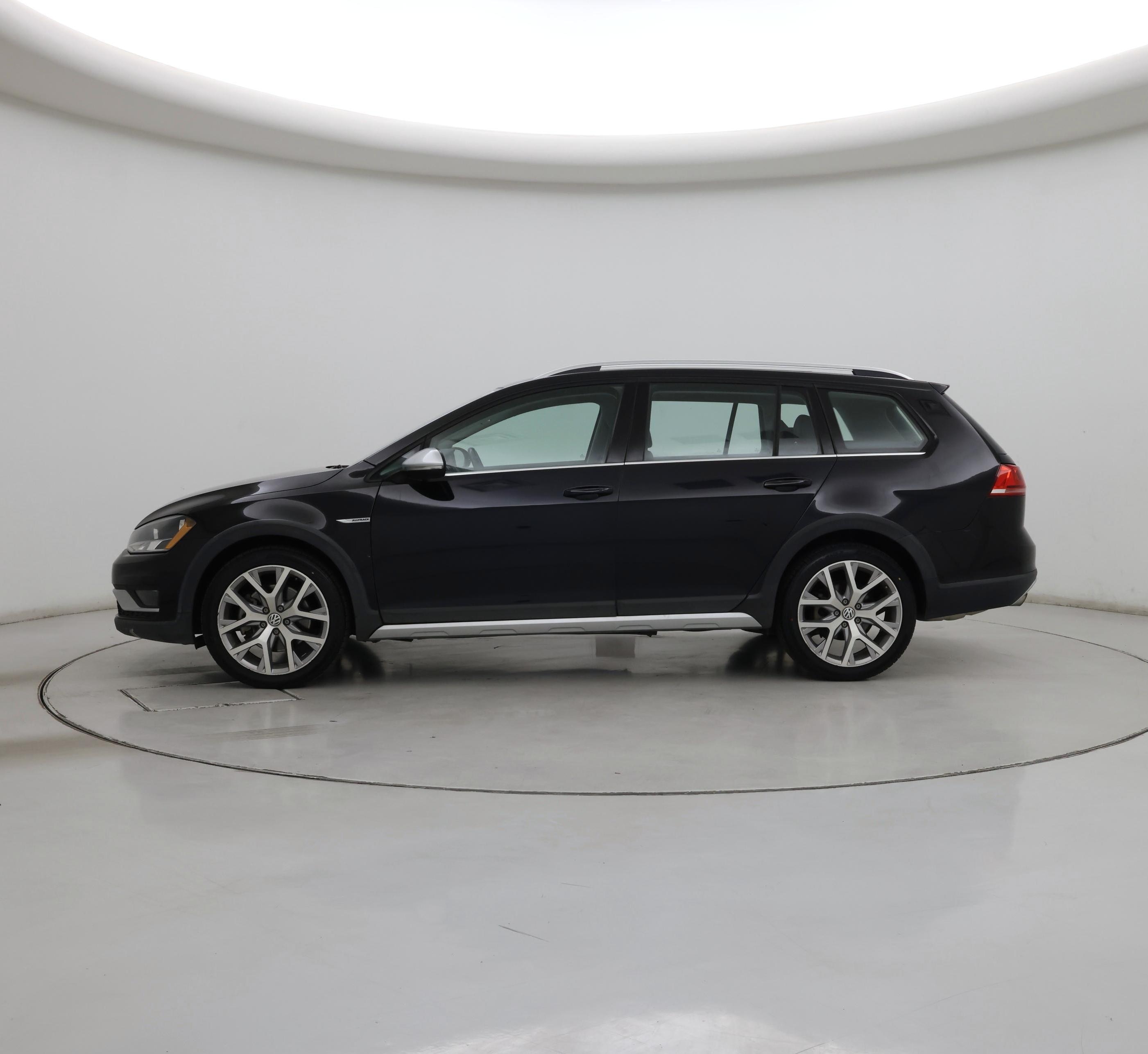 Thumbnail: 2017 Volkswagen Golf - 3