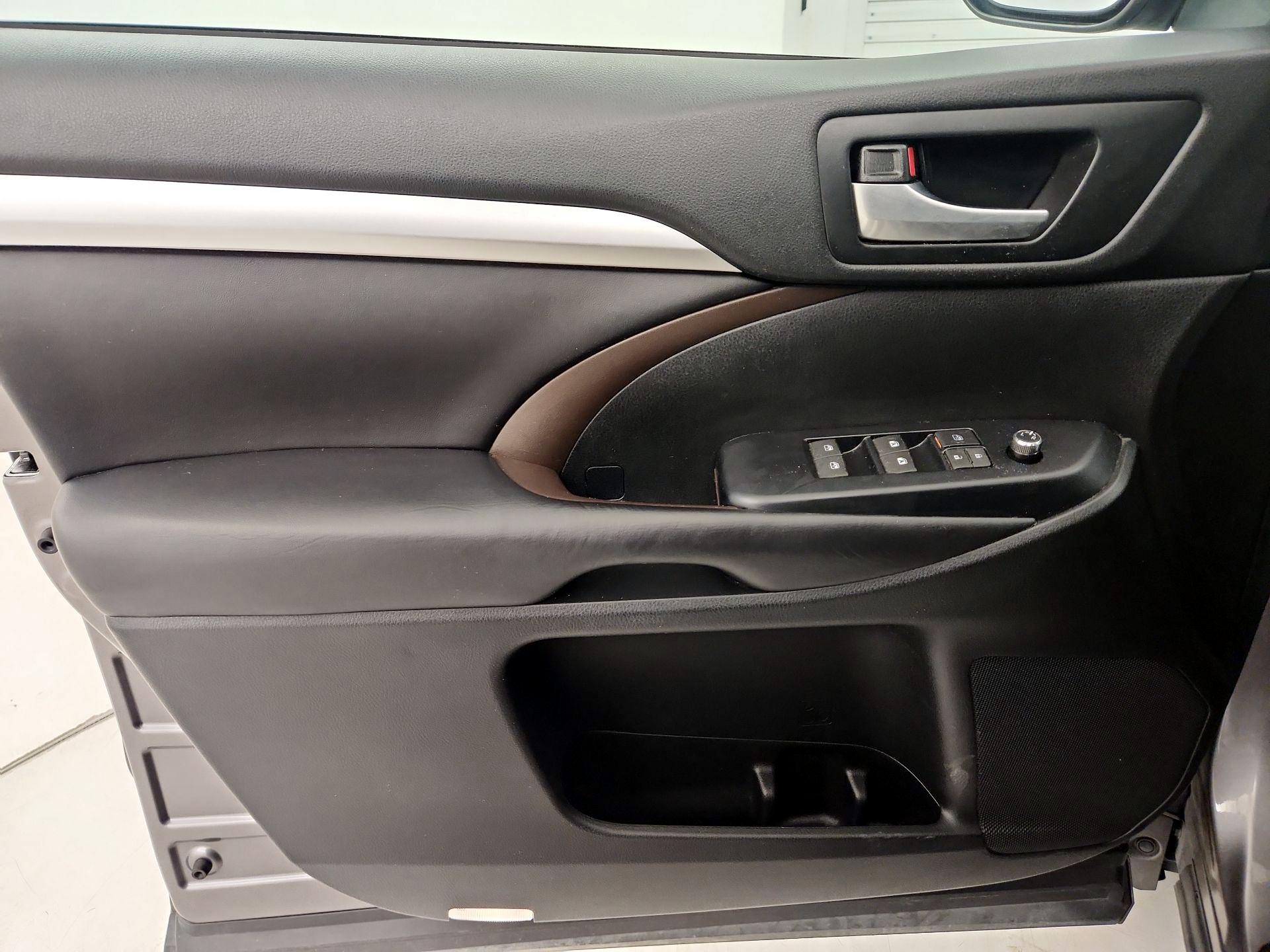 Thumbnail: 2018 Toyota Highlander - 12