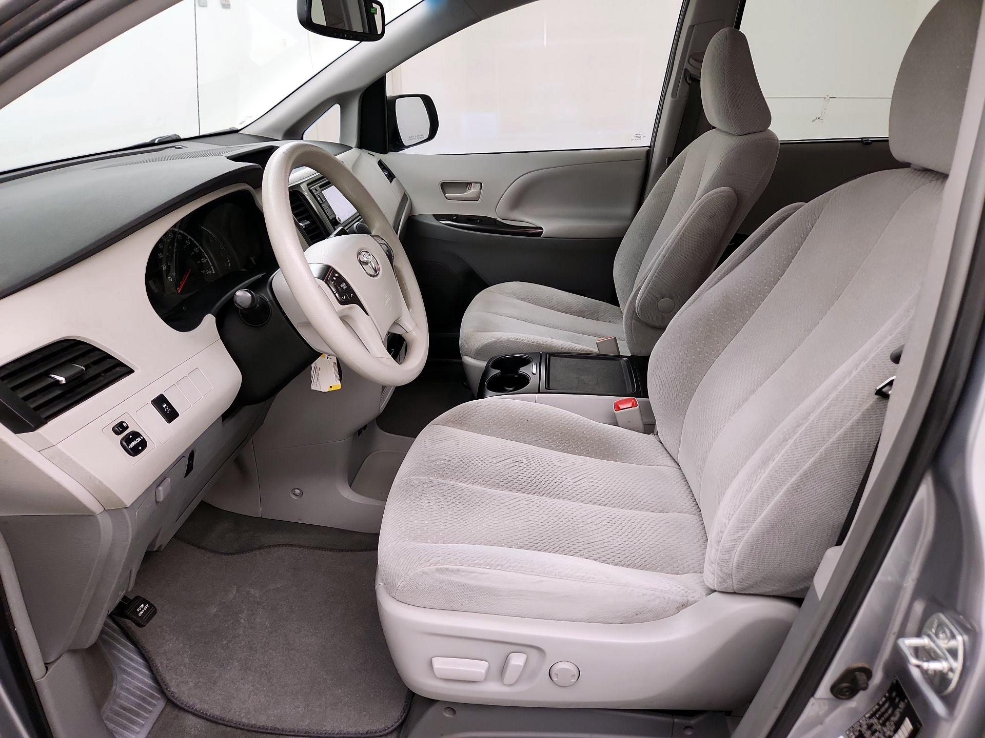 Thumbnail: 2014 Toyota Sienna - 11