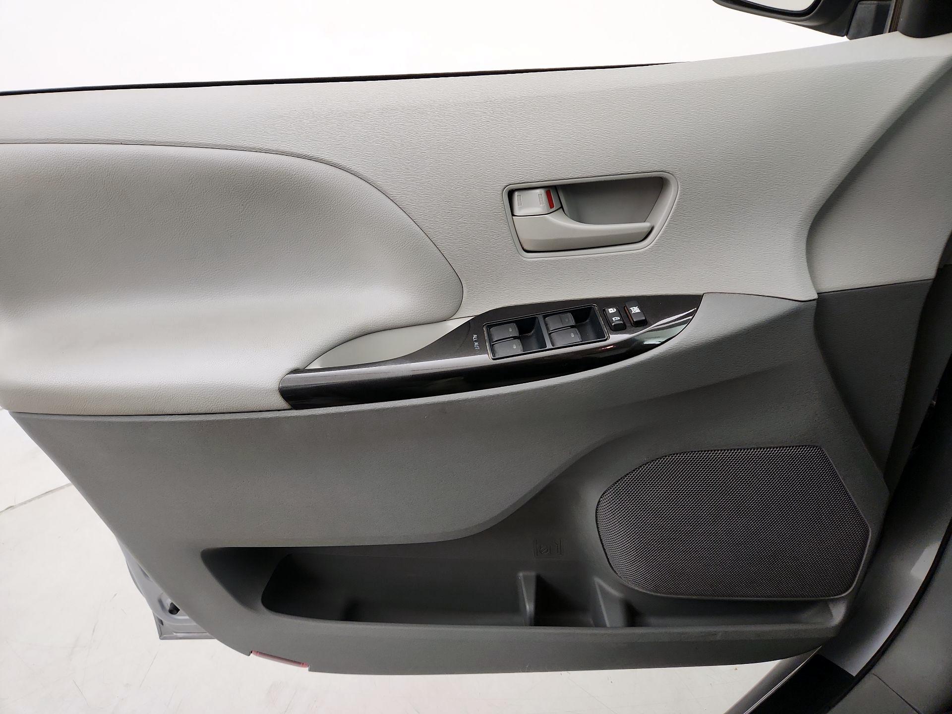 Thumbnail: 2014 Toyota Sienna - 12