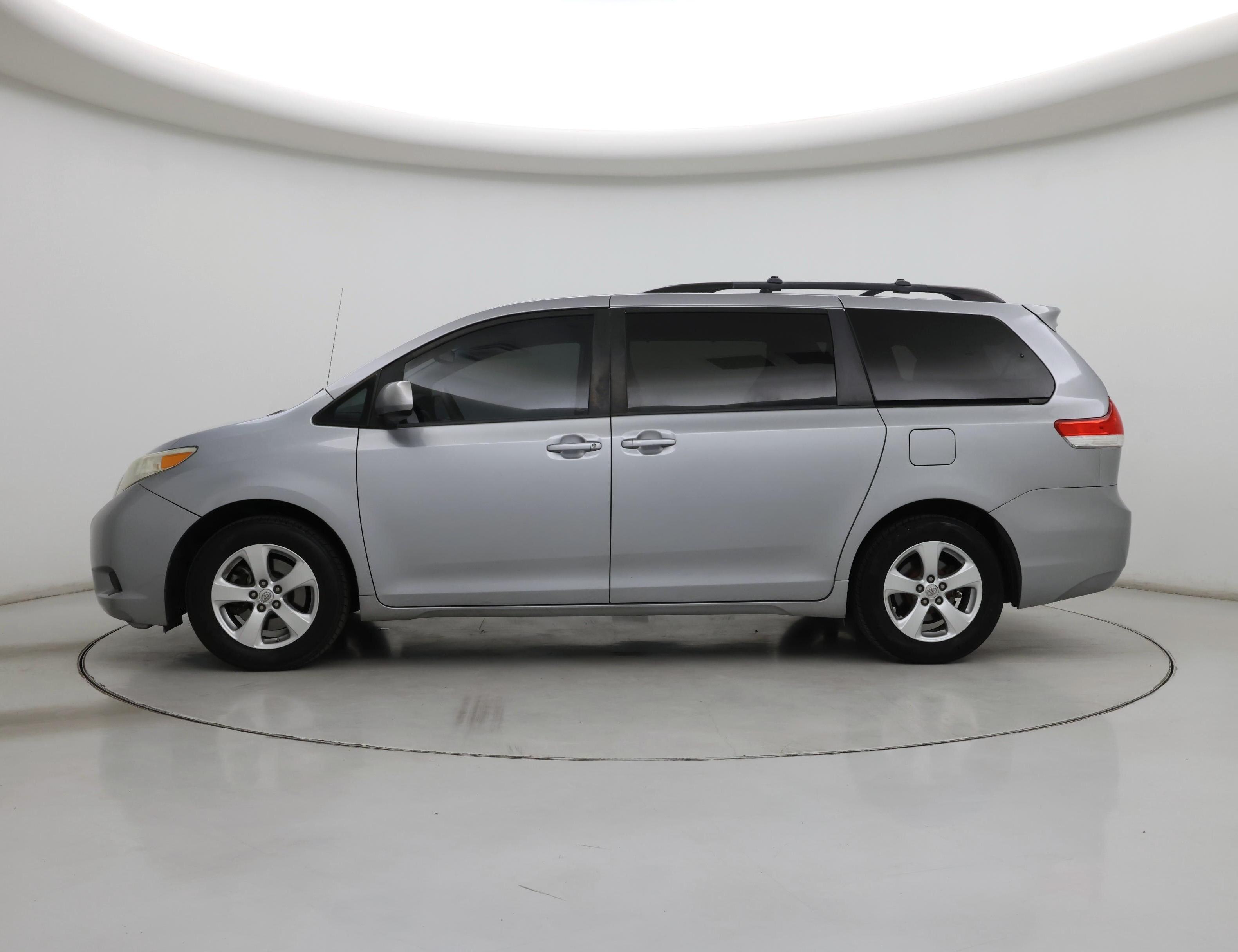 Thumbnail: 2014 Toyota Sienna - 3