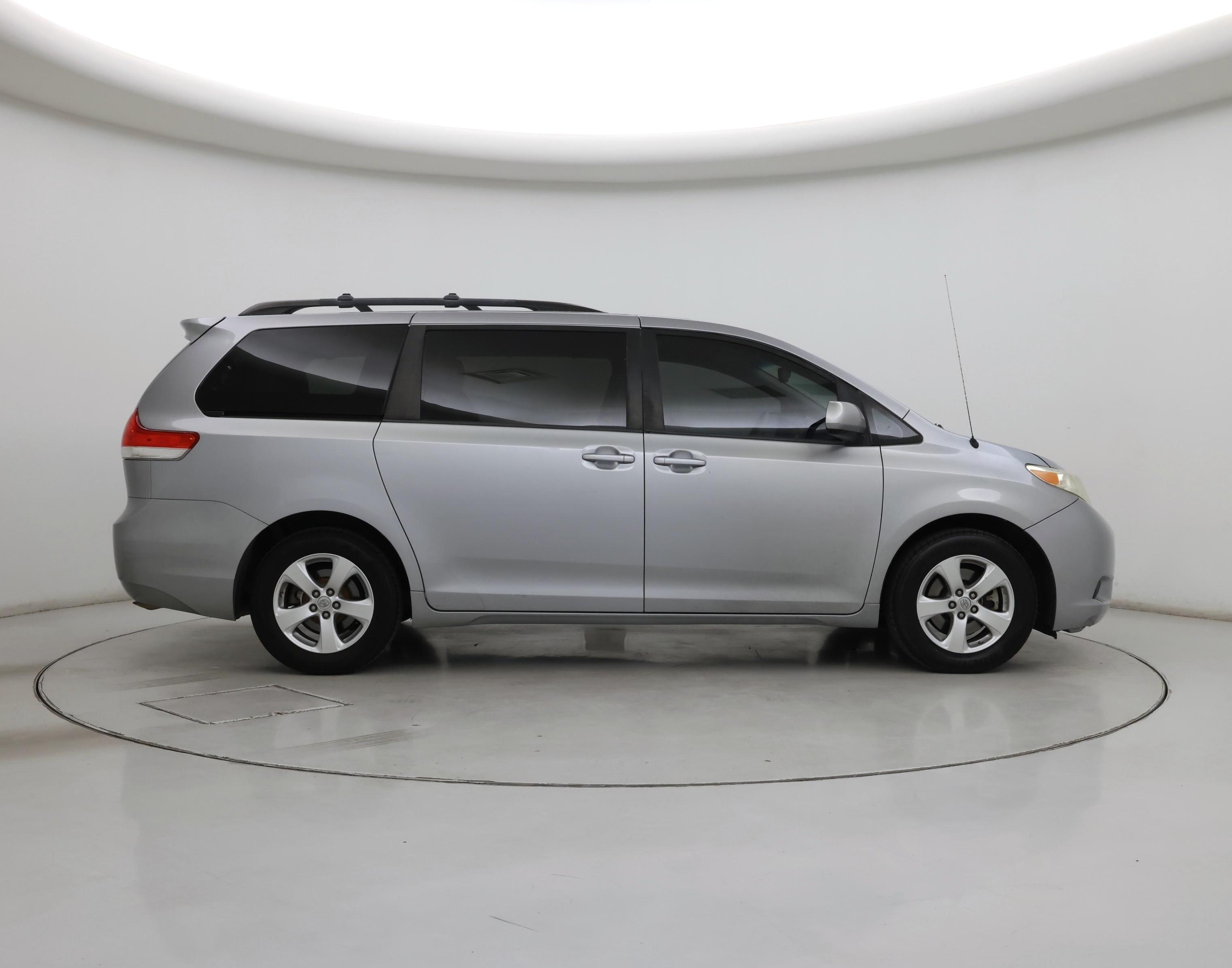 Thumbnail: 2014 Toyota Sienna - 7