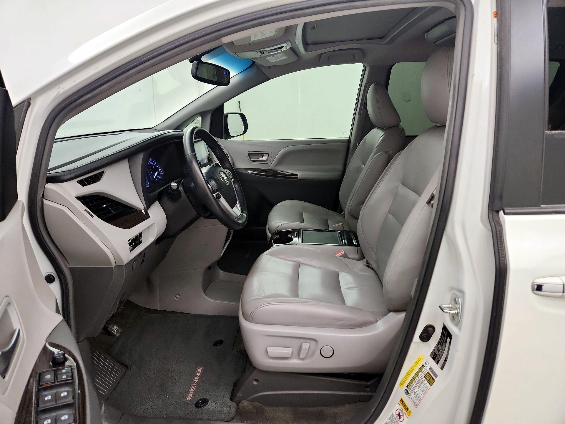 Thumbnail: 2017 Toyota Sienna - 11