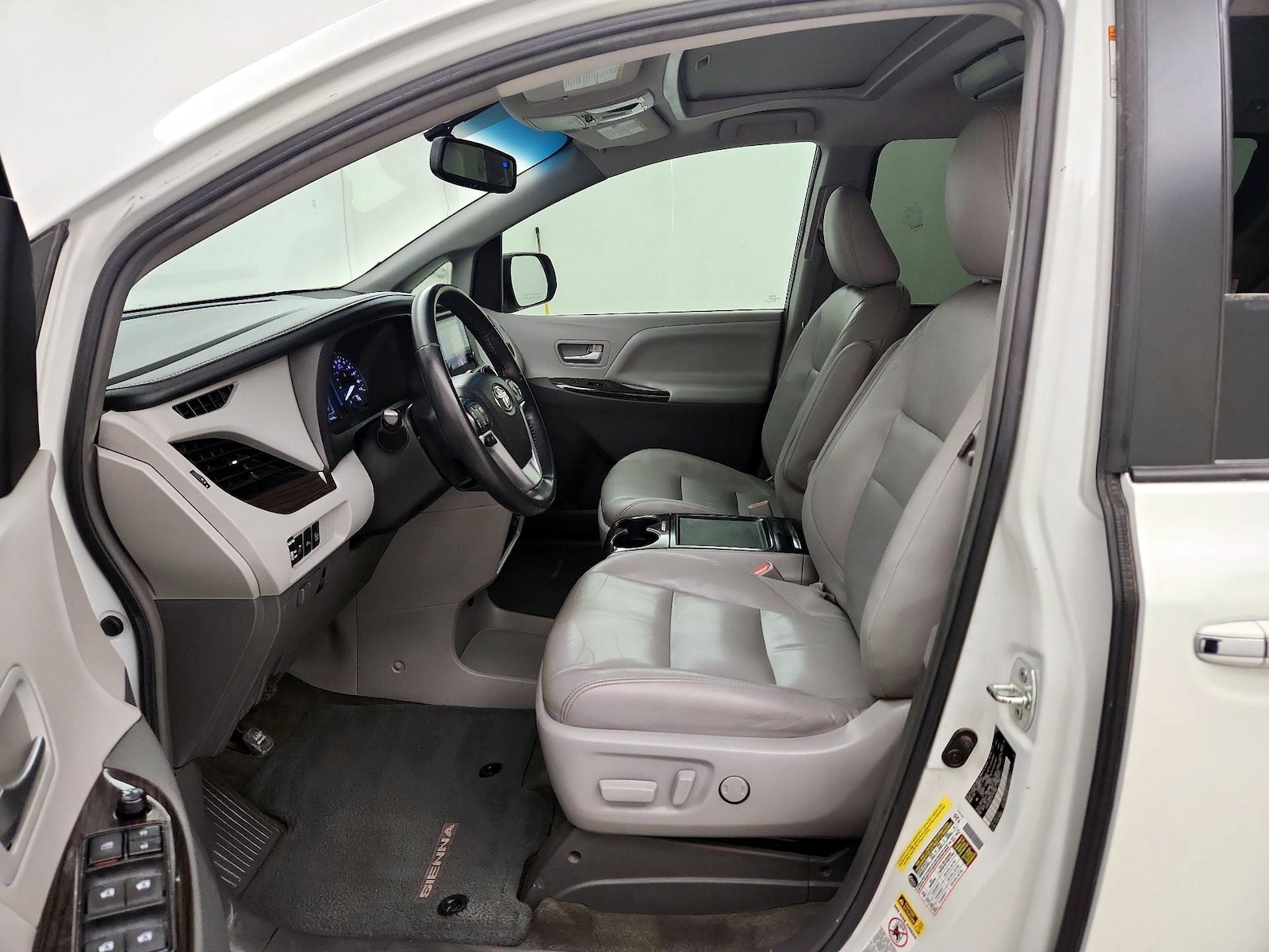 2017 Toyota Sienna XLE - Photo 12