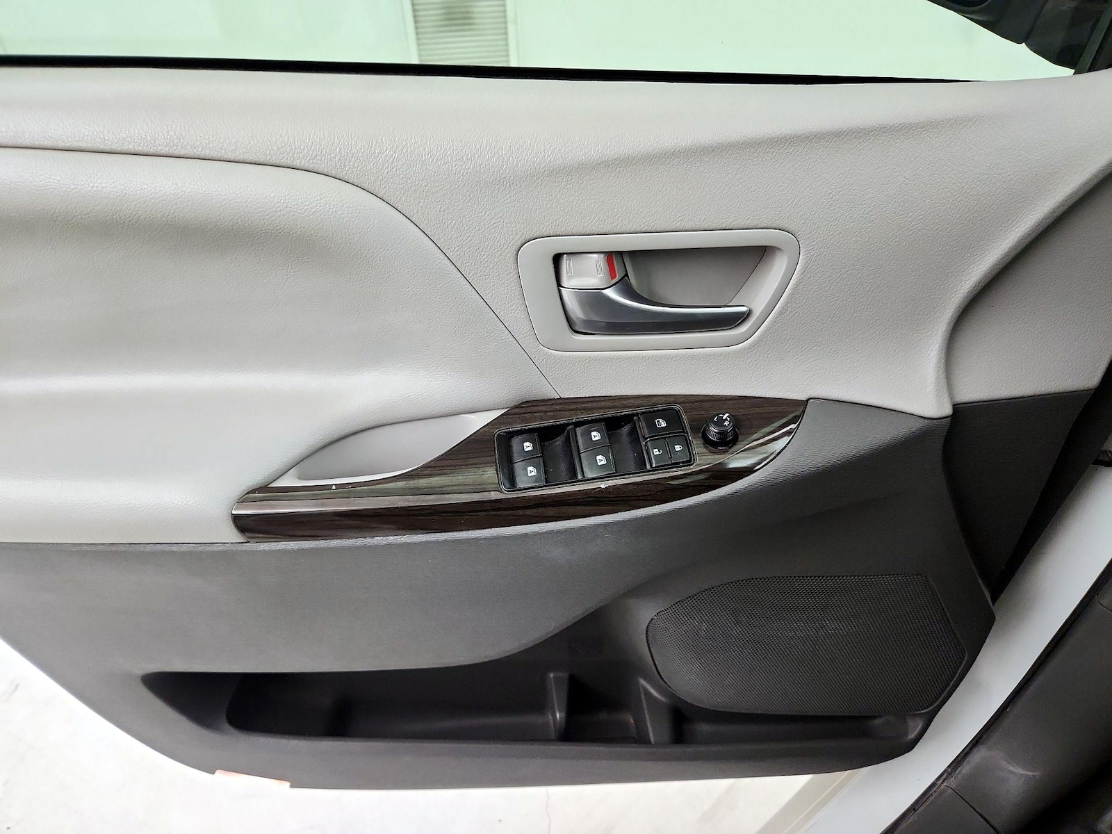 2017 Toyota Sienna XLE - Photo 13