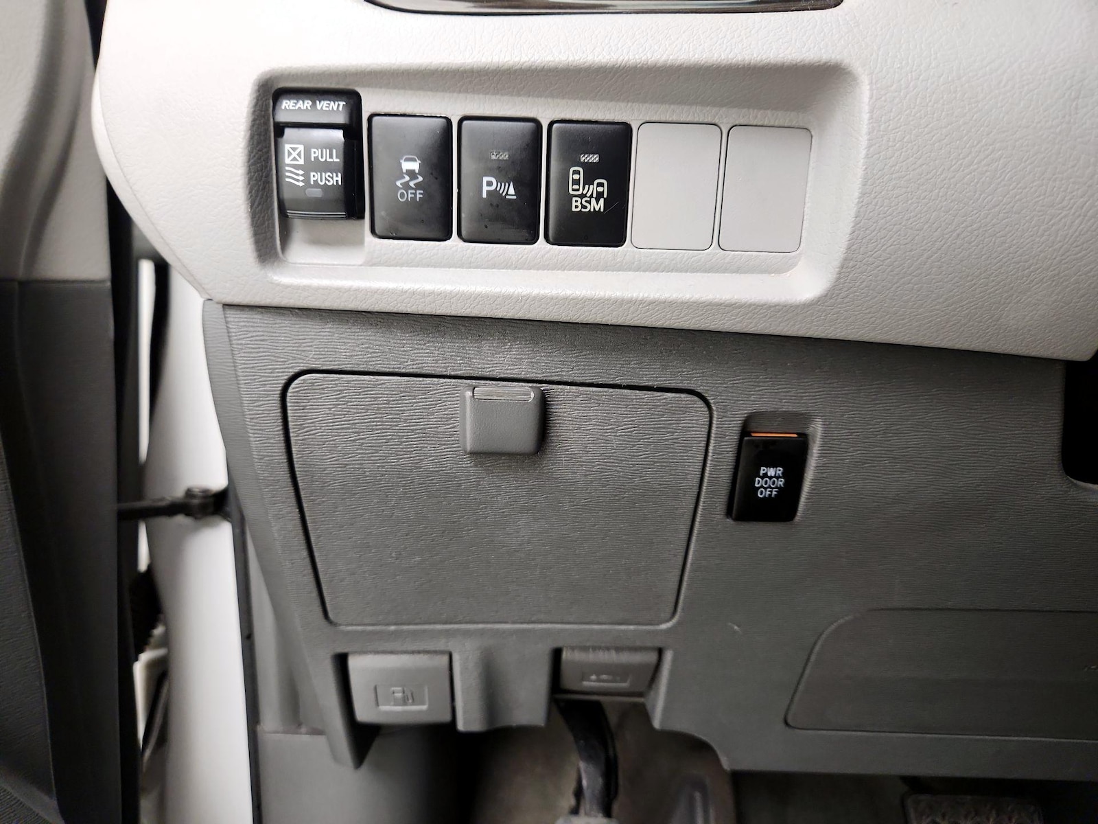 2017 Toyota Sienna XLE - Photo 14