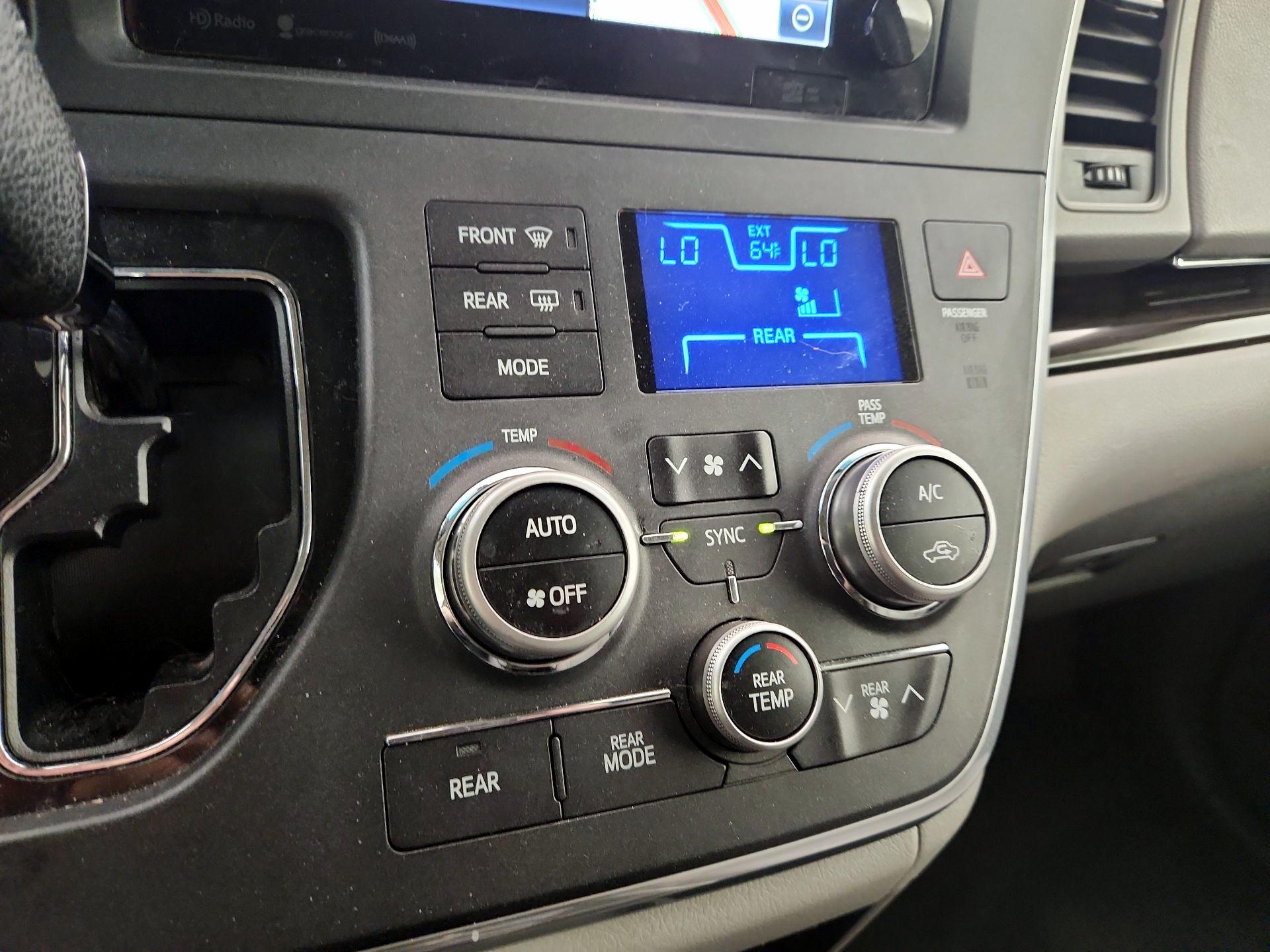 Thumbnail: 2017 Toyota Sienna - 17