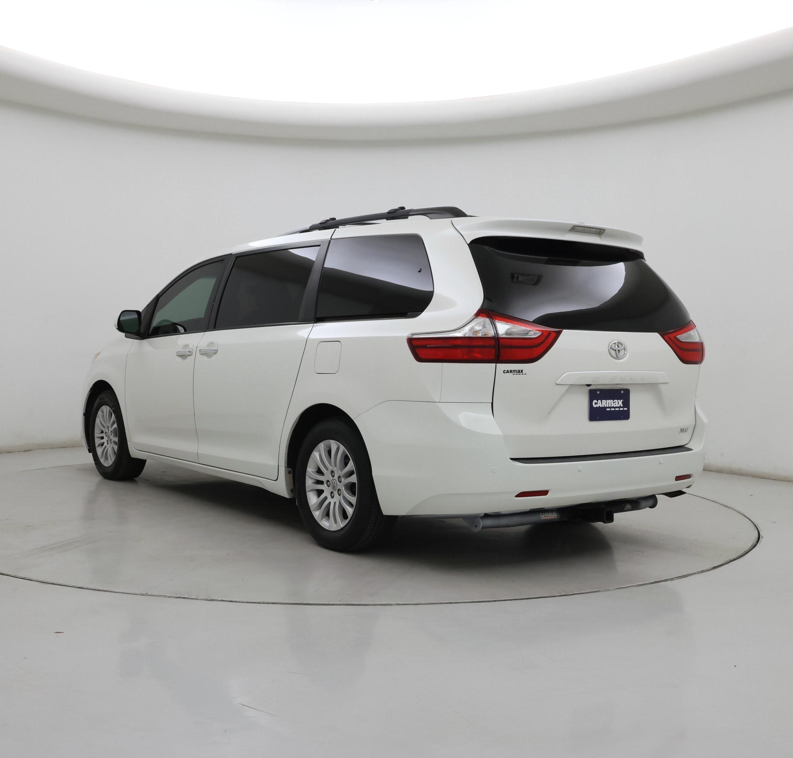Thumbnail: 2017 Toyota Sienna - 2