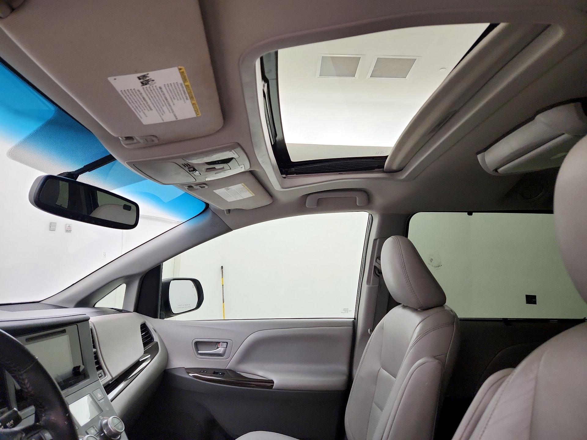 Thumbnail: 2017 Toyota Sienna - 20