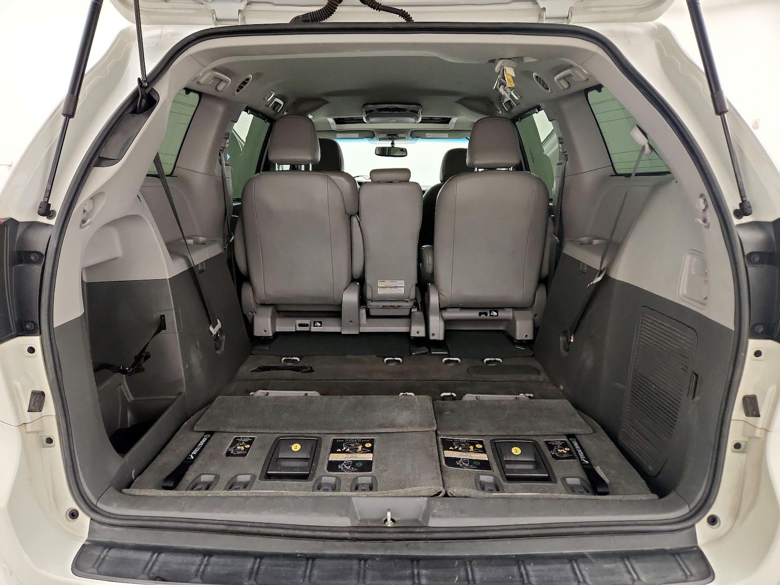 2017 Toyota Sienna XLE - Photo 25