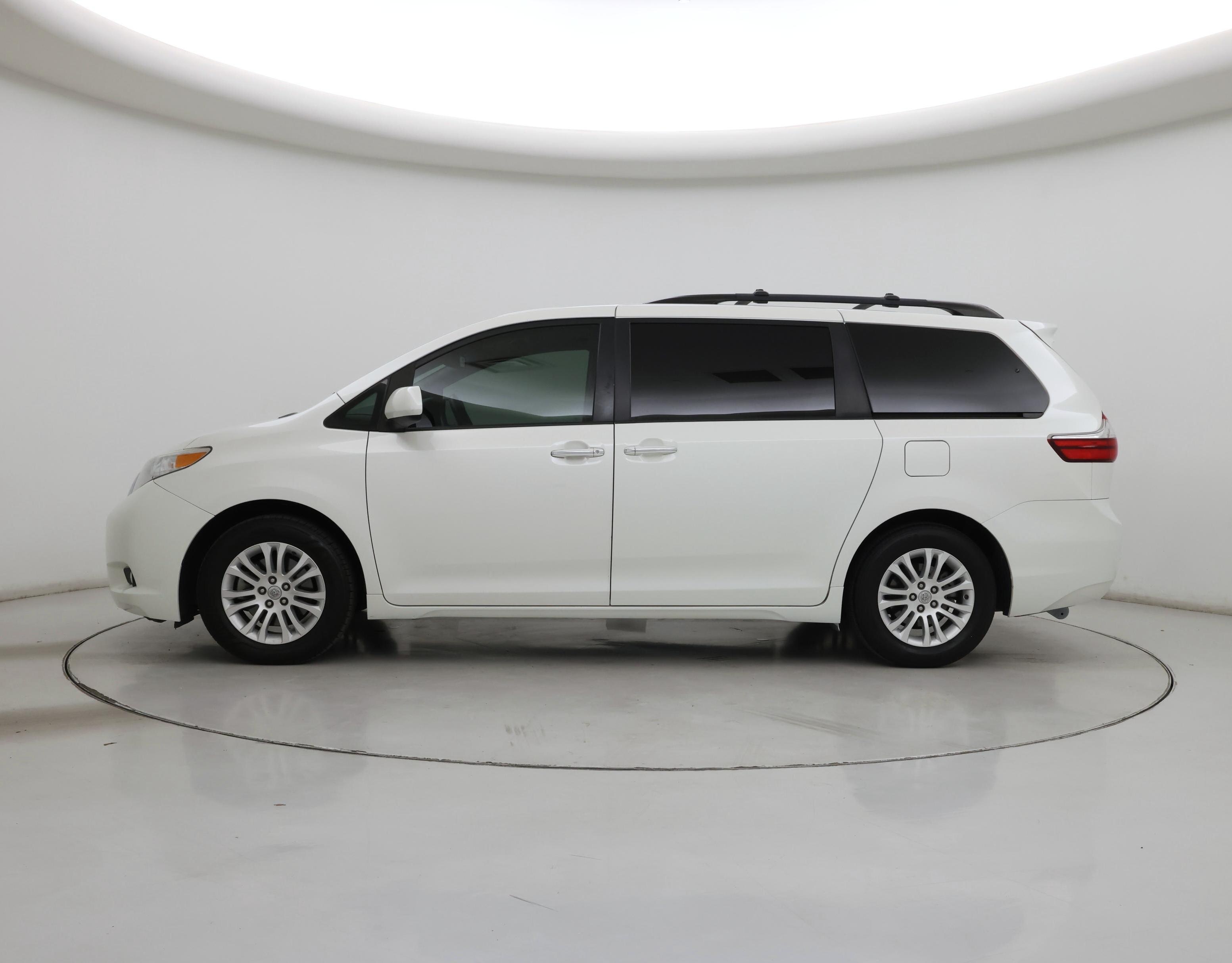 Thumbnail: 2017 Toyota Sienna - 3