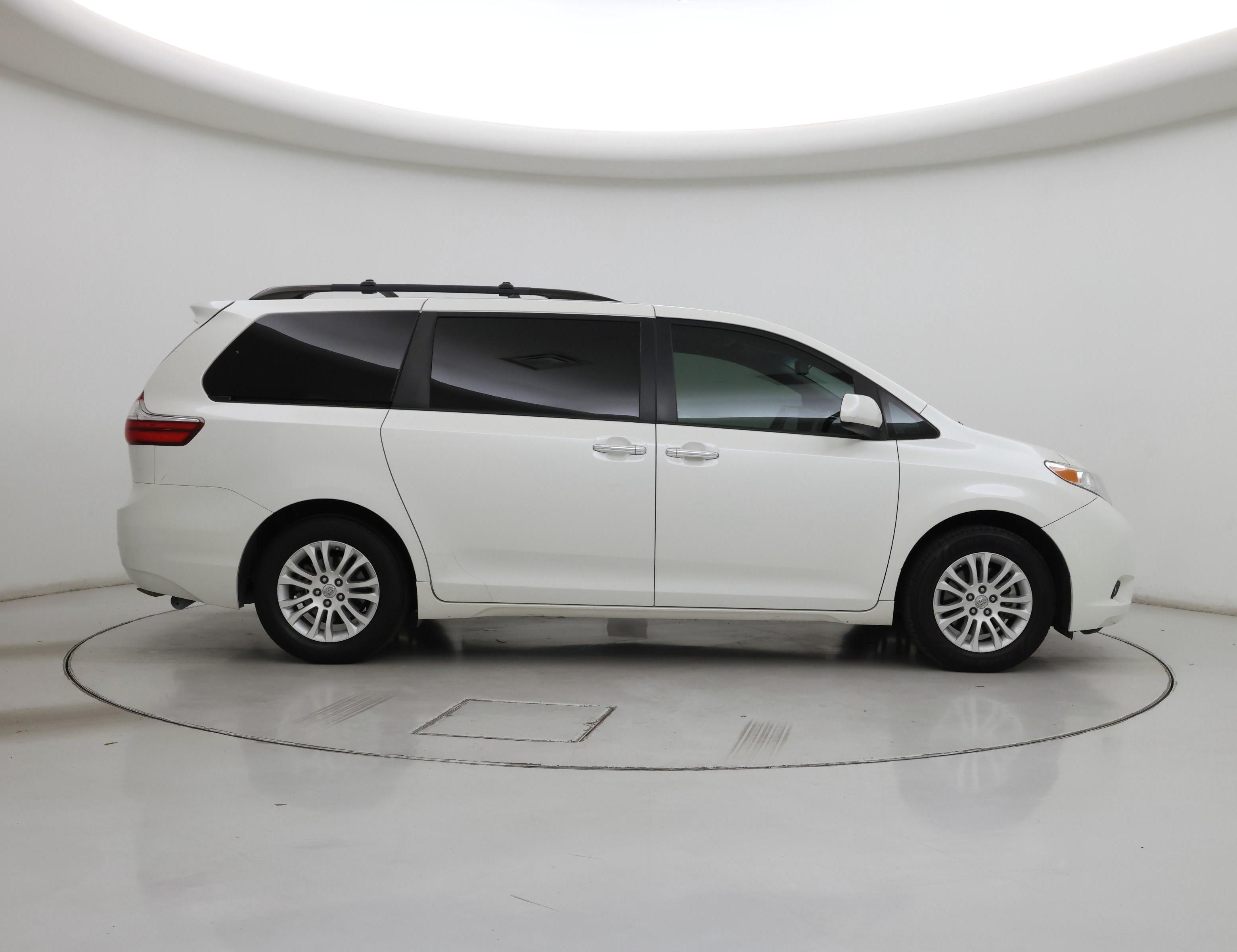 Thumbnail: 2017 Toyota Sienna - 7